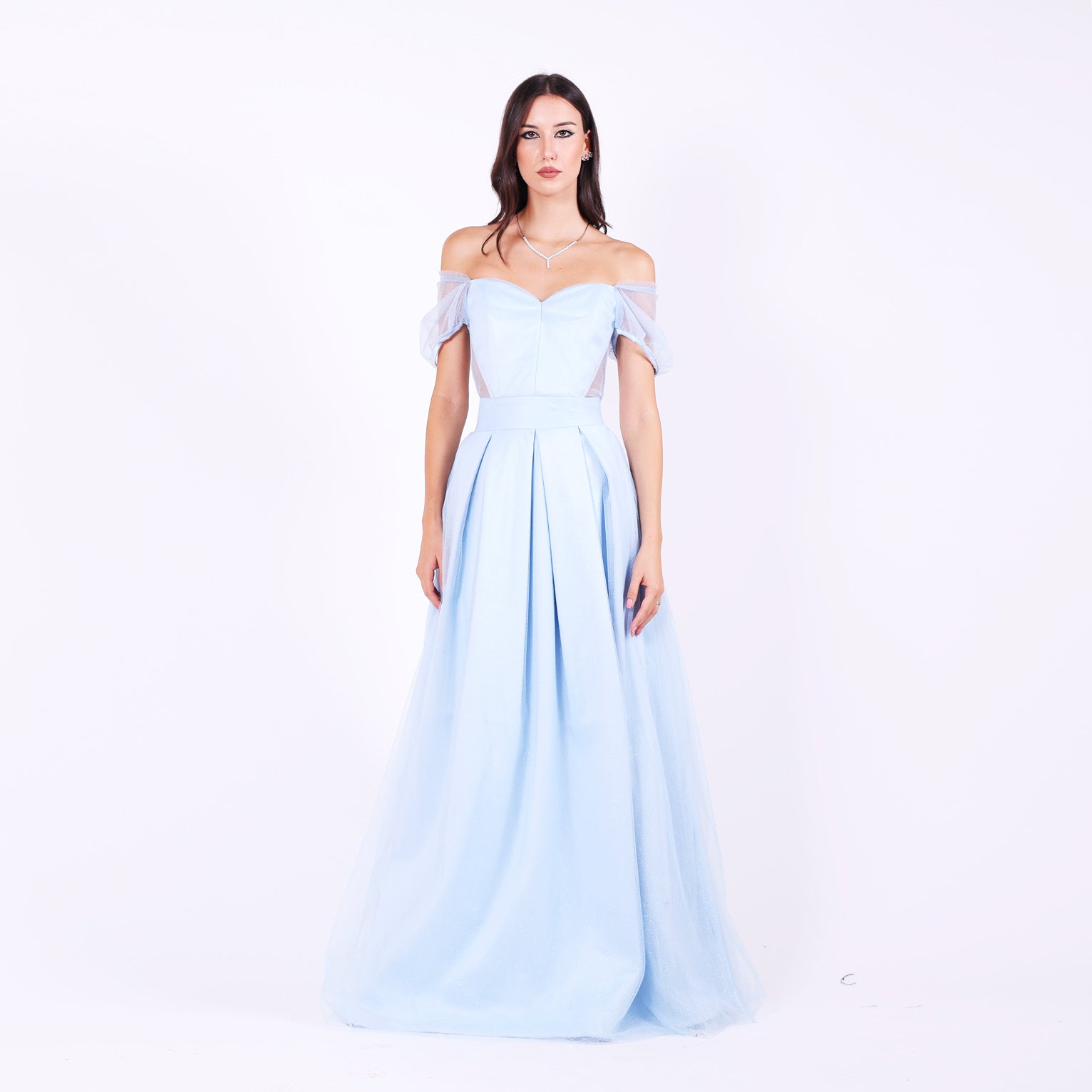 Дълга абитуриентска рокля Alcea LIZA KAIN София. Официална рокля от бебешкосин тюл. Корсет със сърцевидно деколте и паднали ръкави. Полупрозрачни панели от двете страни на талията. Обемна пола.