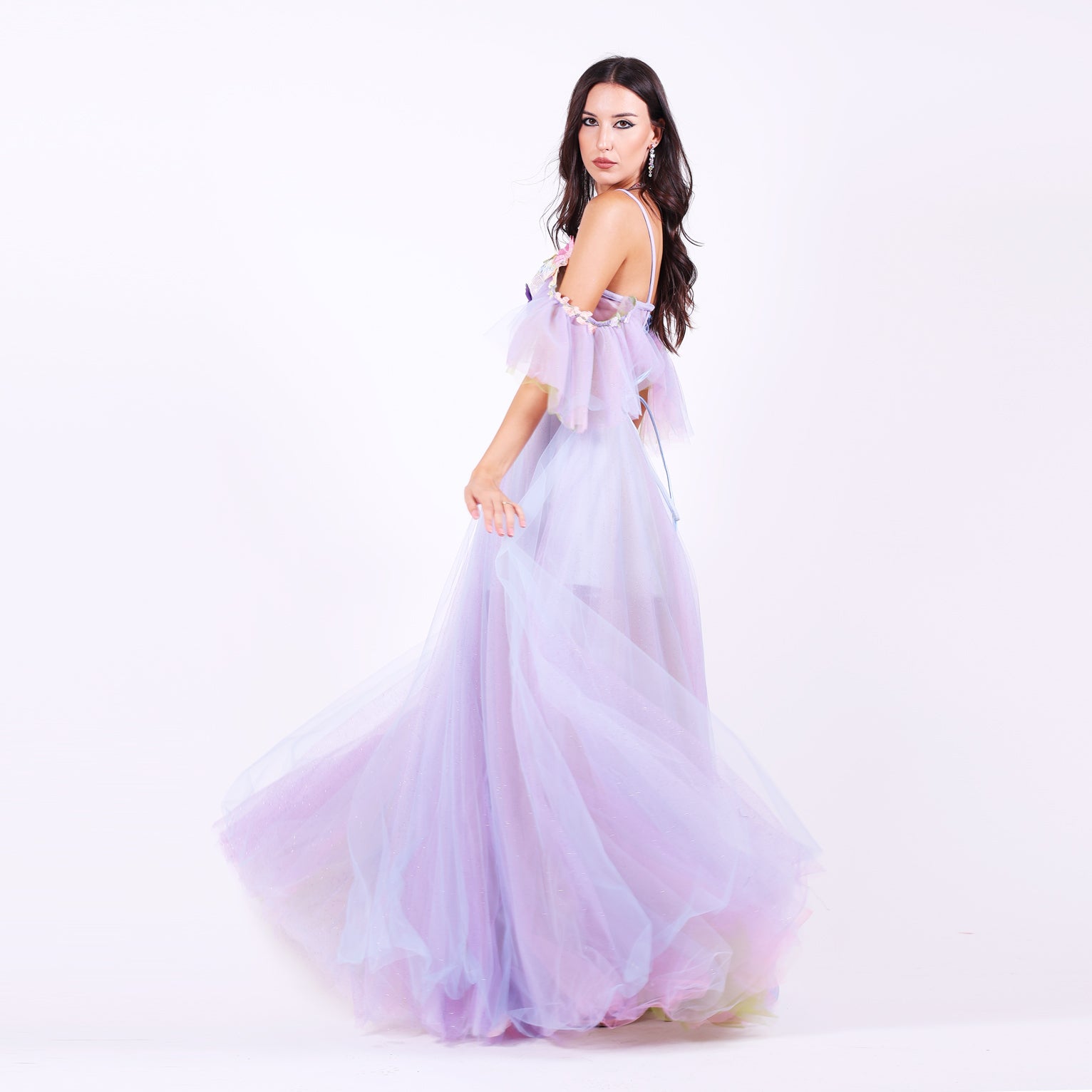 Дълга абитуриентска рокля Faucaria LIZA KAIN София. Официална лилава рокля. Корсет със сърцевидно деколте с тънки презрамки и паднали ръкави.  Бухнала пола от множество слоеве тюл с къса сатенена подплата.