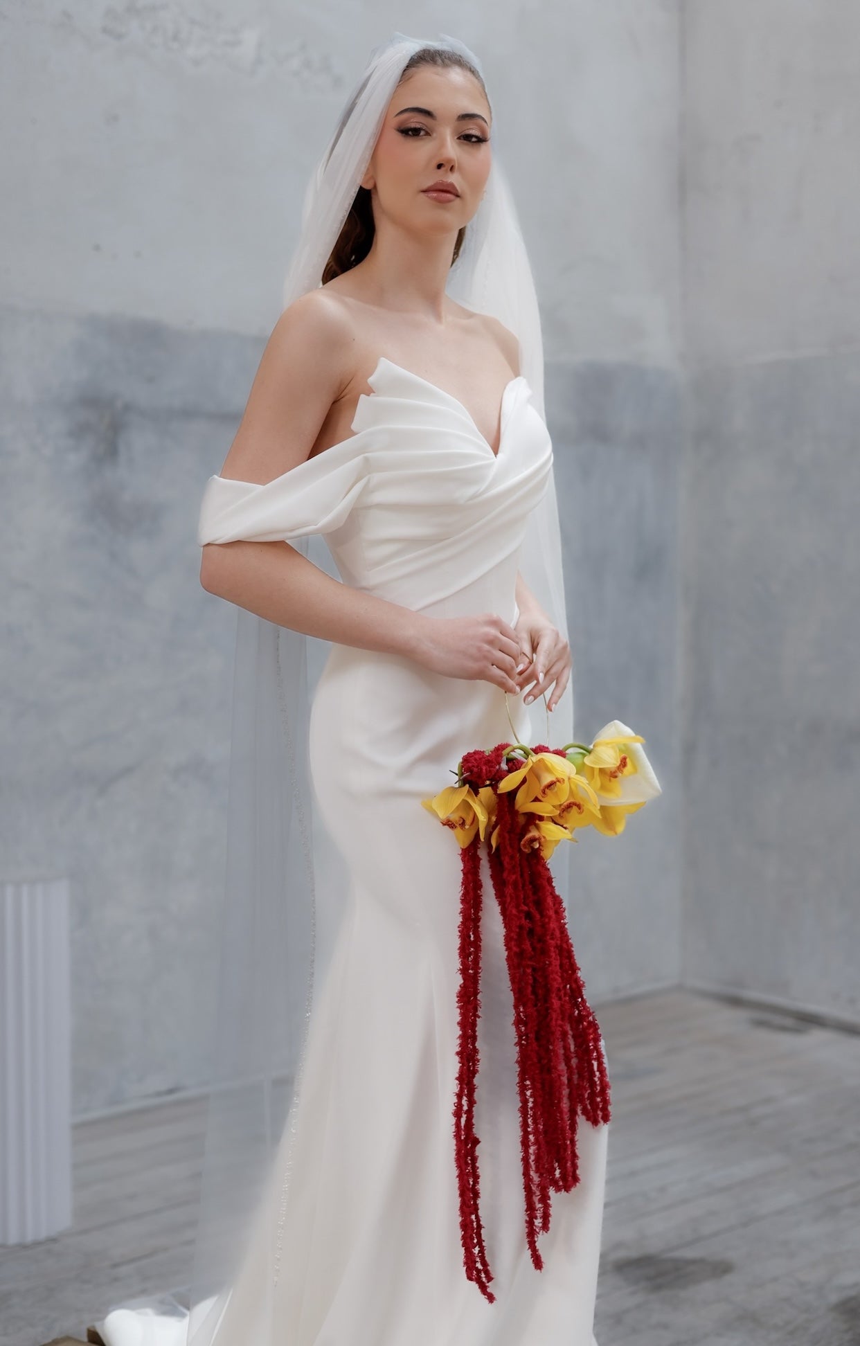 Официална булчинска рокля Eurydice Echo LIZA KAIN Bridal с издължен корсет, ръчно драпирана горна част и пола тип русалка с фин шлейф.