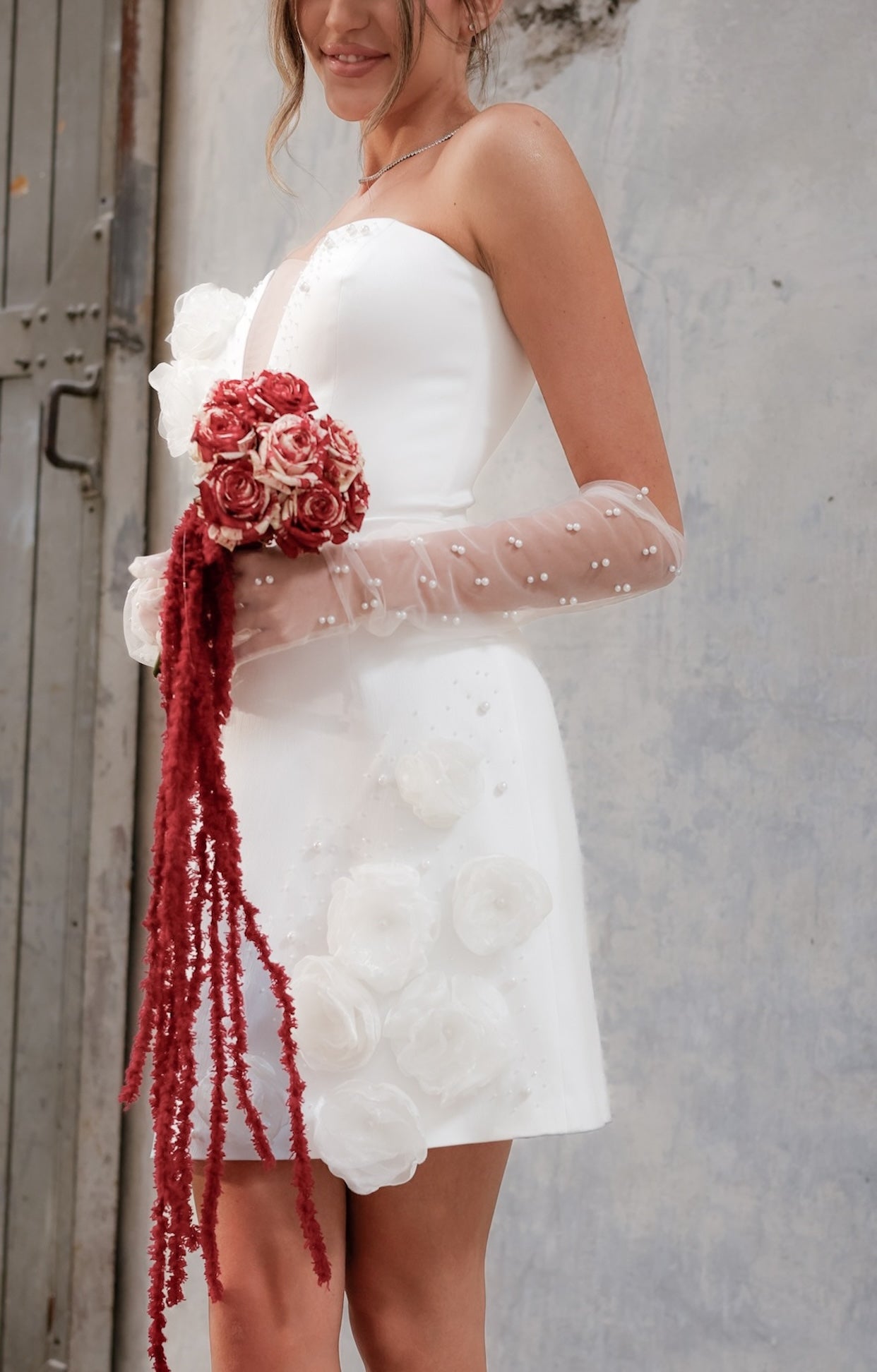 Официална къса булчинска рокля Lily Rose LIZA KAIN Bridal с корсетирана горна част, V-образно деколте, ръчно изработени флорални апликации с перли и камъчета и права пола.