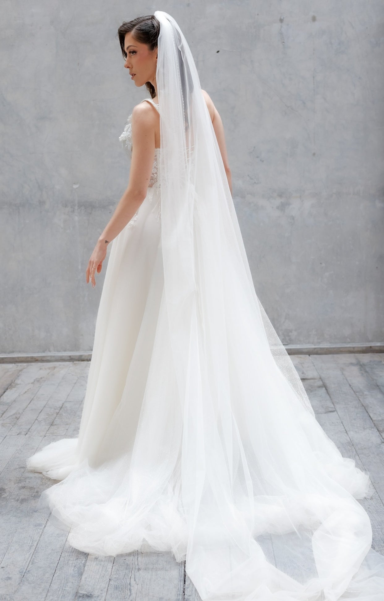 Елегантна булчинска рокля Celestia LIZA KAIN Bridal, корсетирана горна част с чашки, презрамки, ръчно  нашити с дантела. 3D цветя и многослойна тюлена пола. Закопчаване с връзки на гърба.