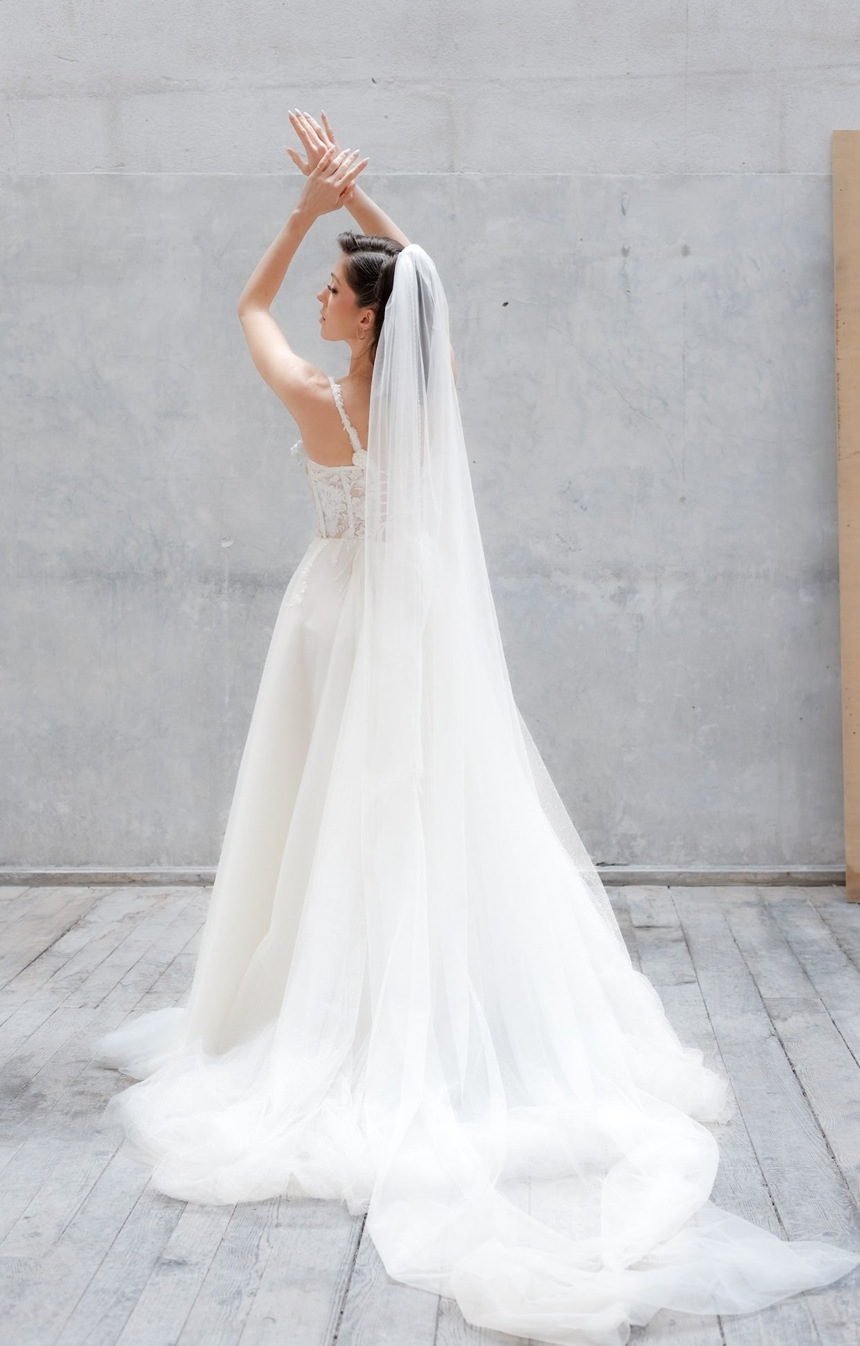 Официална дълга булчинска рокля Celestia LIZA KAIN Bridal с дантелен корсет с презрамки, ръчно нашити флорални елементи и обемна тюлена пола с фин брокат.