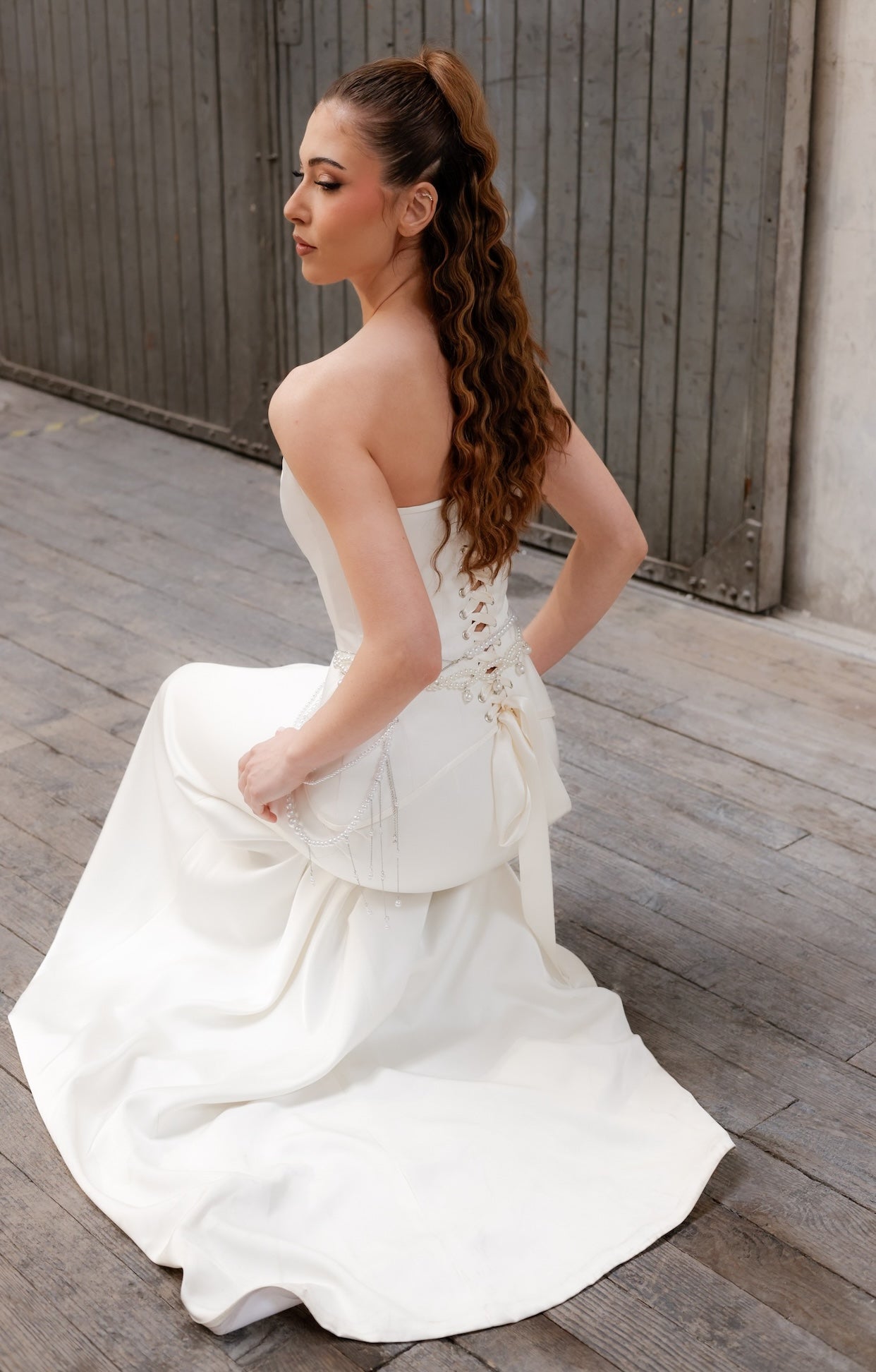 Елегантен булчински силует Margarita Lumiere LIZA KAIN с оформящ корсет, декорация от подвижен перлен колан и сатенена бяла пола с фин шлейф.