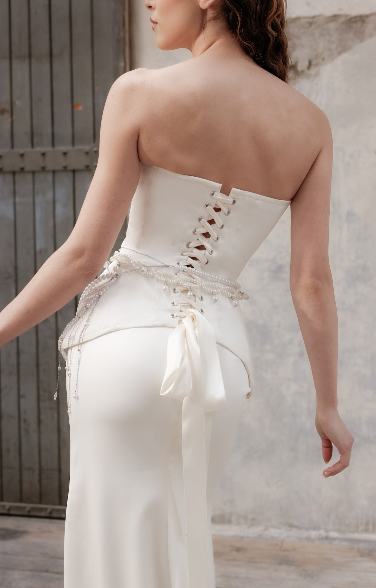 Булчински сет Margarita Lumiere LIZA KAIN Bridal от две части с корсет с банели, перлен колан и пола тип русалка с шлейф.