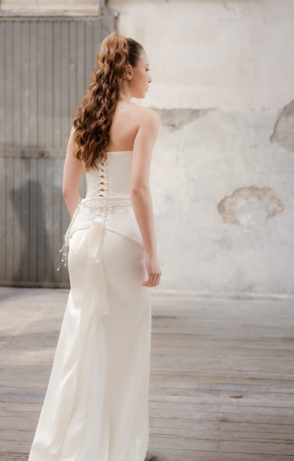 Булчински сет Margarita Lumiere LIZA KAIN Bridal от две части с корсет с банели, перлен колан и пола тип русалка с шлейф.