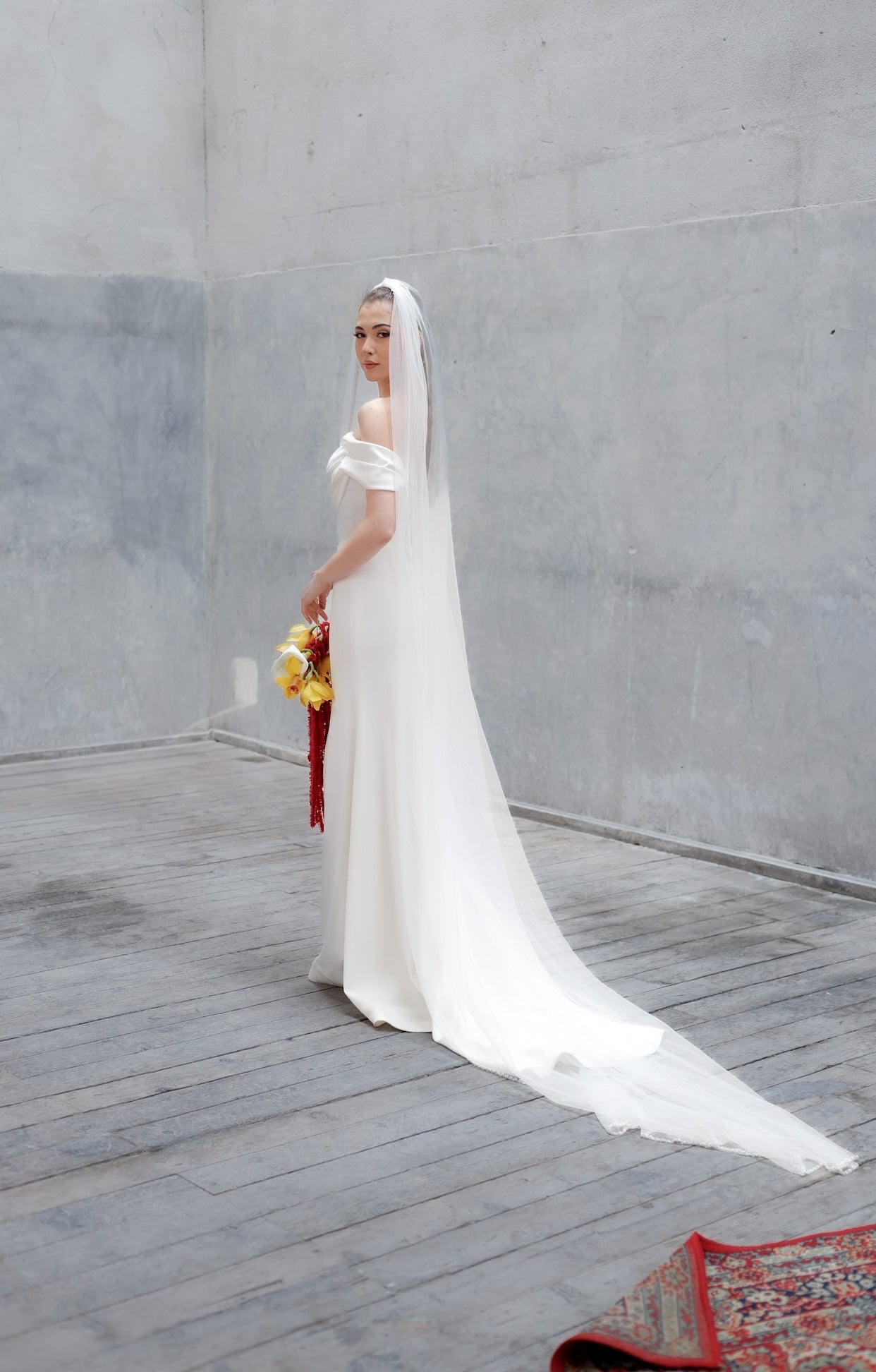 Булчинска рокля Eurydice Echo LIZA KAIN Bridal от еластичен матов материал, с ръчно драпирана горна част, корсет и пола тип русалка.