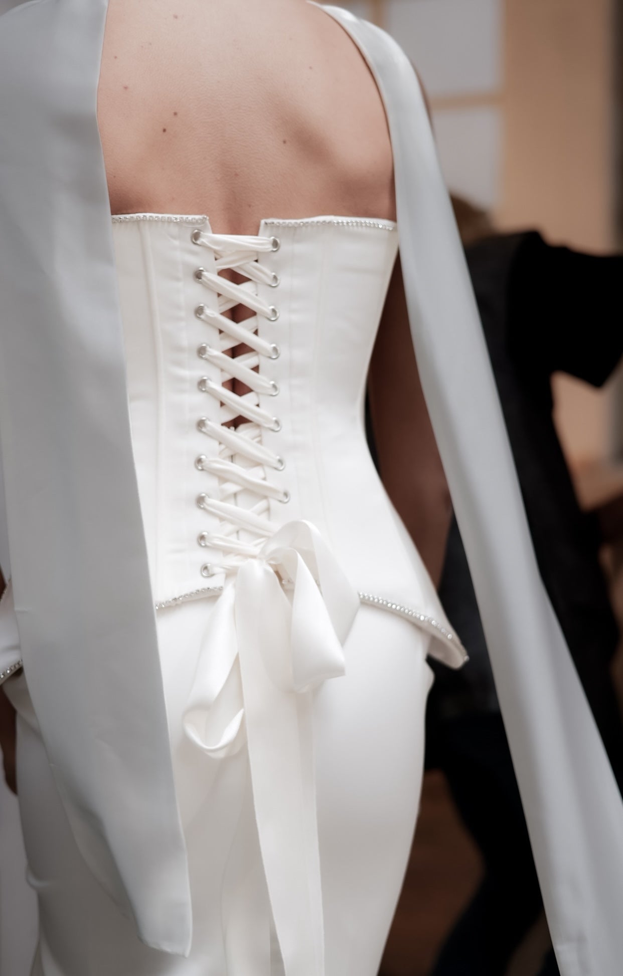 Модерна булчинска рокля Galadriel Divine LIZA KAIN Bridal с корсетирана горна част с ръчно нашита дантела, оформящ силует и бяла сатенена пола.