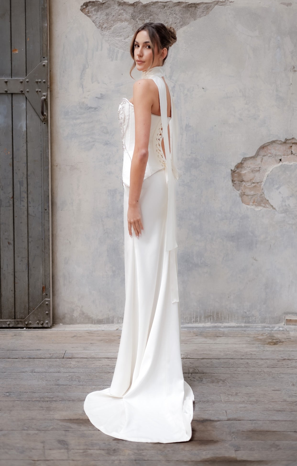 Булчинска рокля Galadriel Divine LIZA KAIN от две части, корсет със сърцевидно деколте и ръчно декорирна дантела. Долна част от издължена сатенена пола.