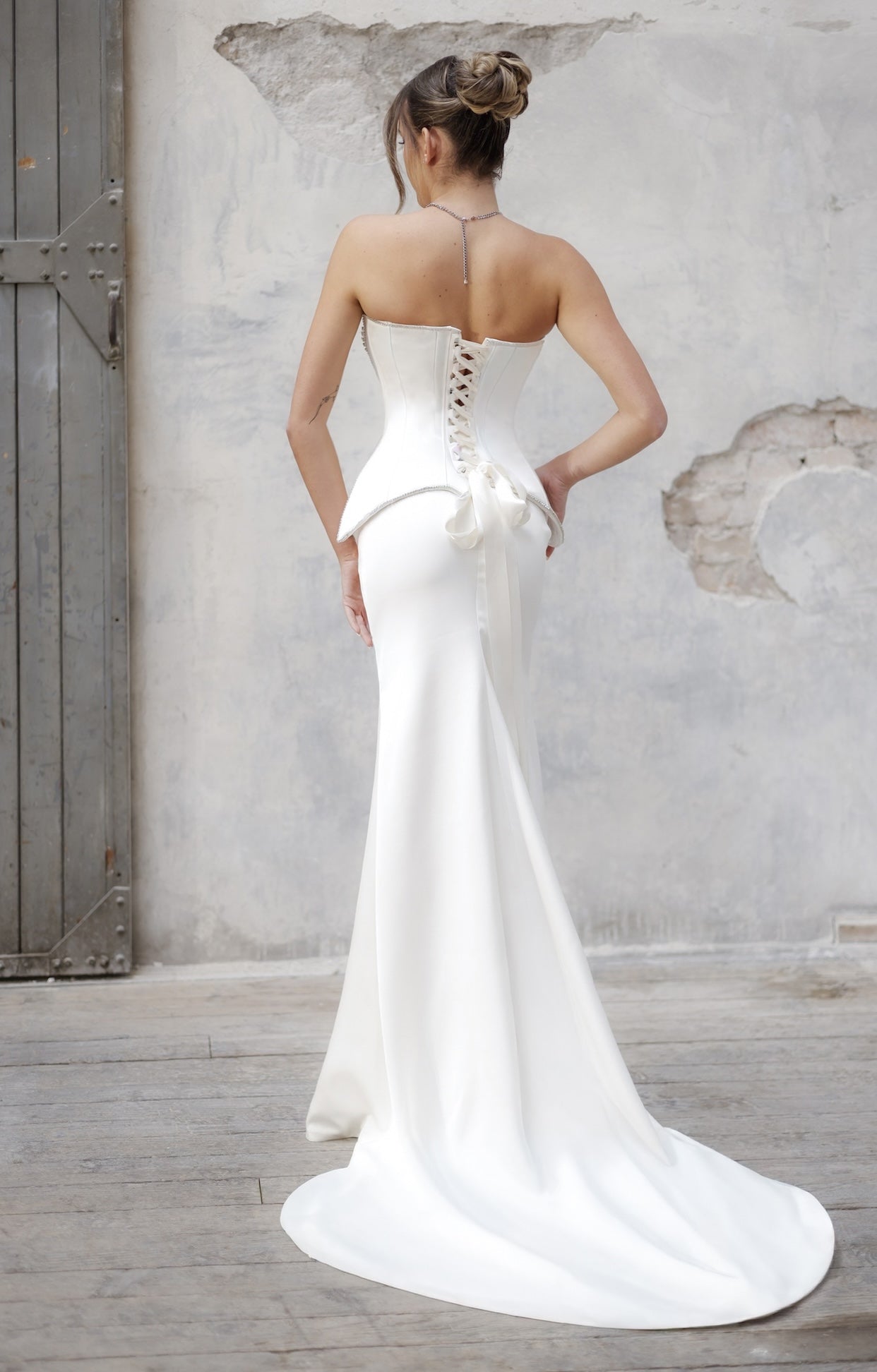 Булчинска рокля Galadriel Divine LIZA KAIN Bridal с издължен корсет декориран от ръчно нашита сребриста дантела, сърцевидно деколте и сатенена пола тип русалка.