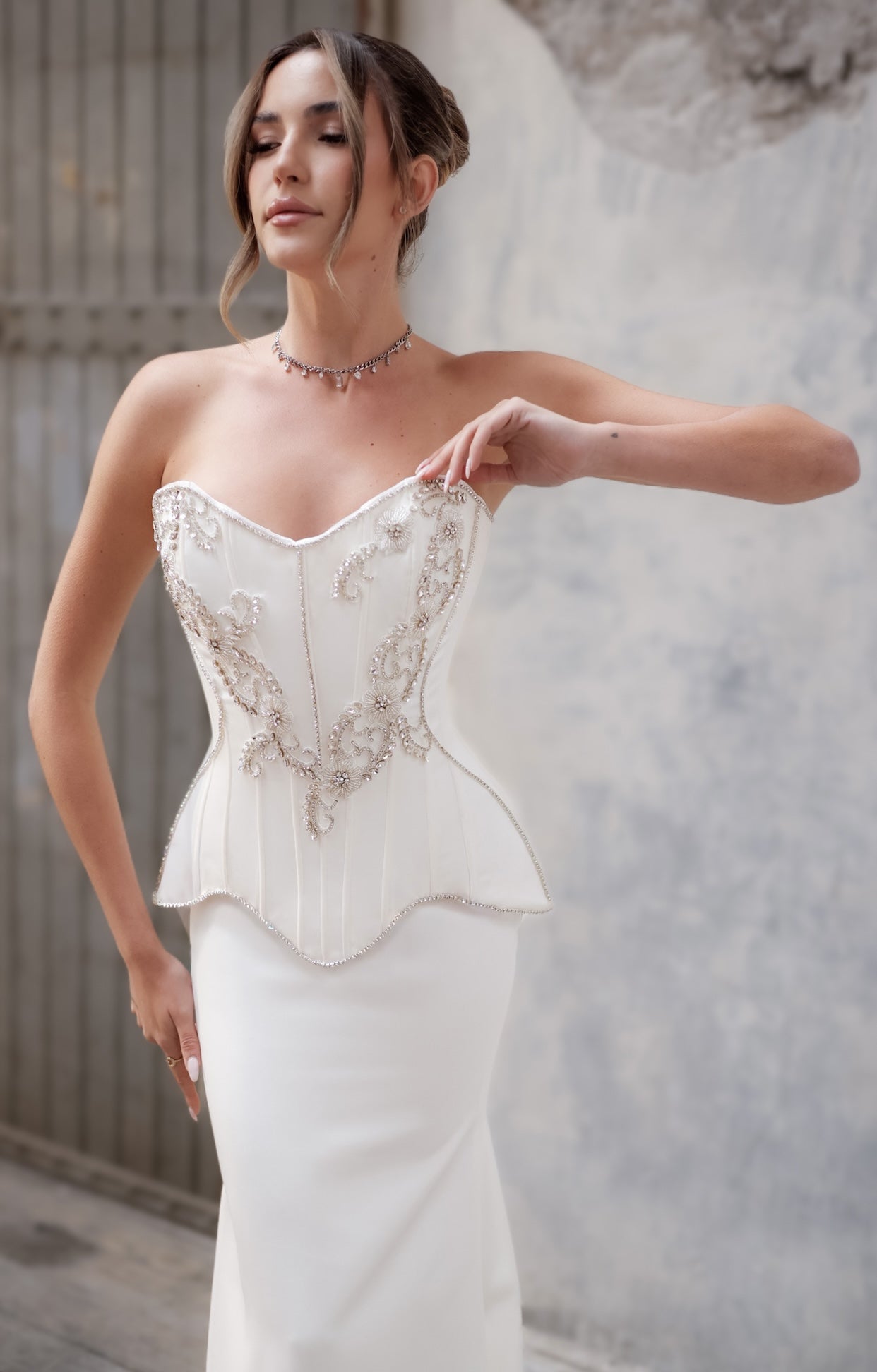 Официална булчинска рокля Galadriel Divine LIZA KAIN Bridal от две части с издължен корсет със сърцевидно деколте, ръчно нашита сребриста дантела и русалкова сатенена пола.