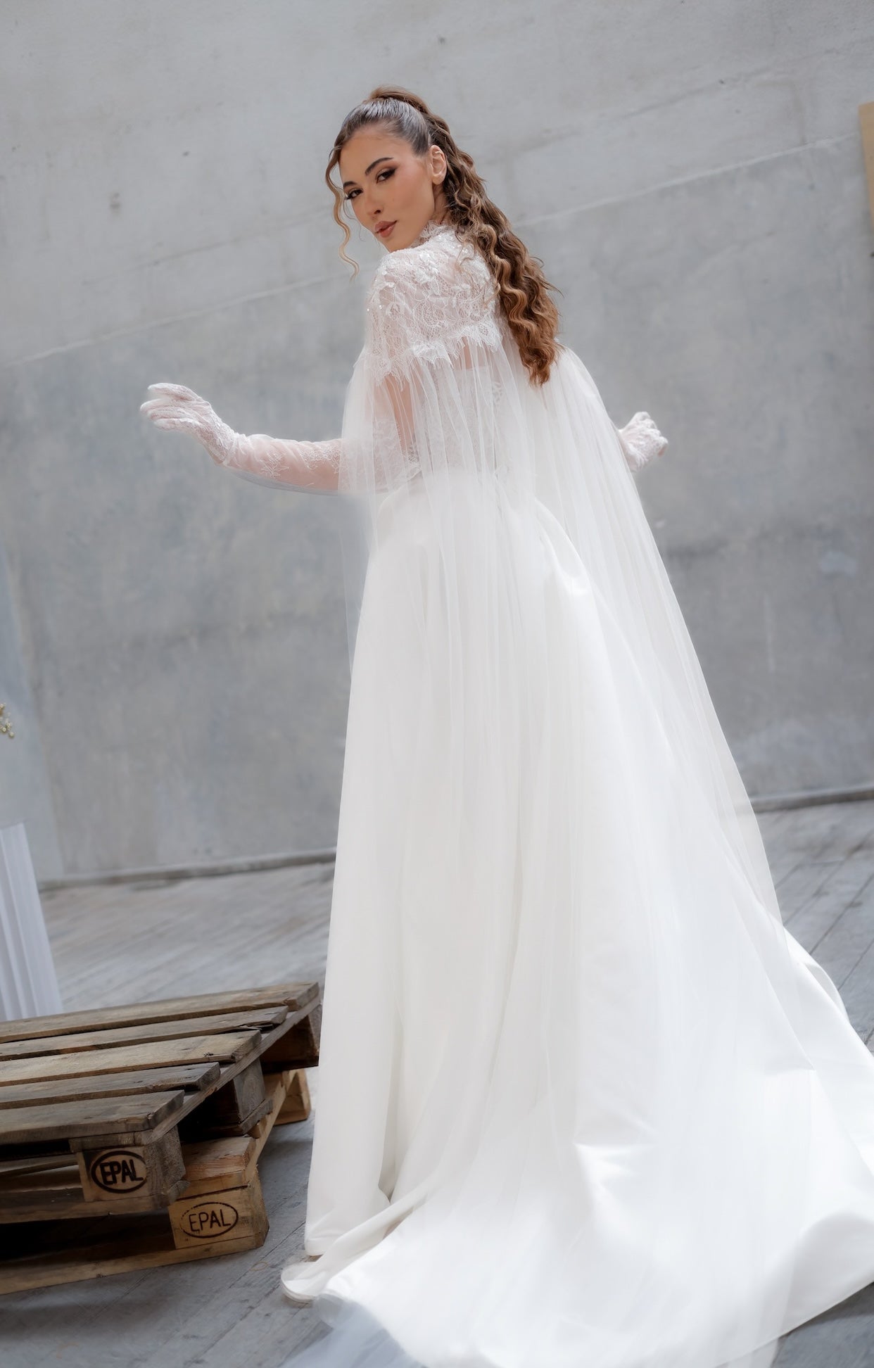 Елегантна булчинска рокля Juliette Royale LIA KAIN Bridal с оформящ корсет, детайл от блестяща флорална дантела, регулируеми връзки на гърба и обемна сатенена пола.