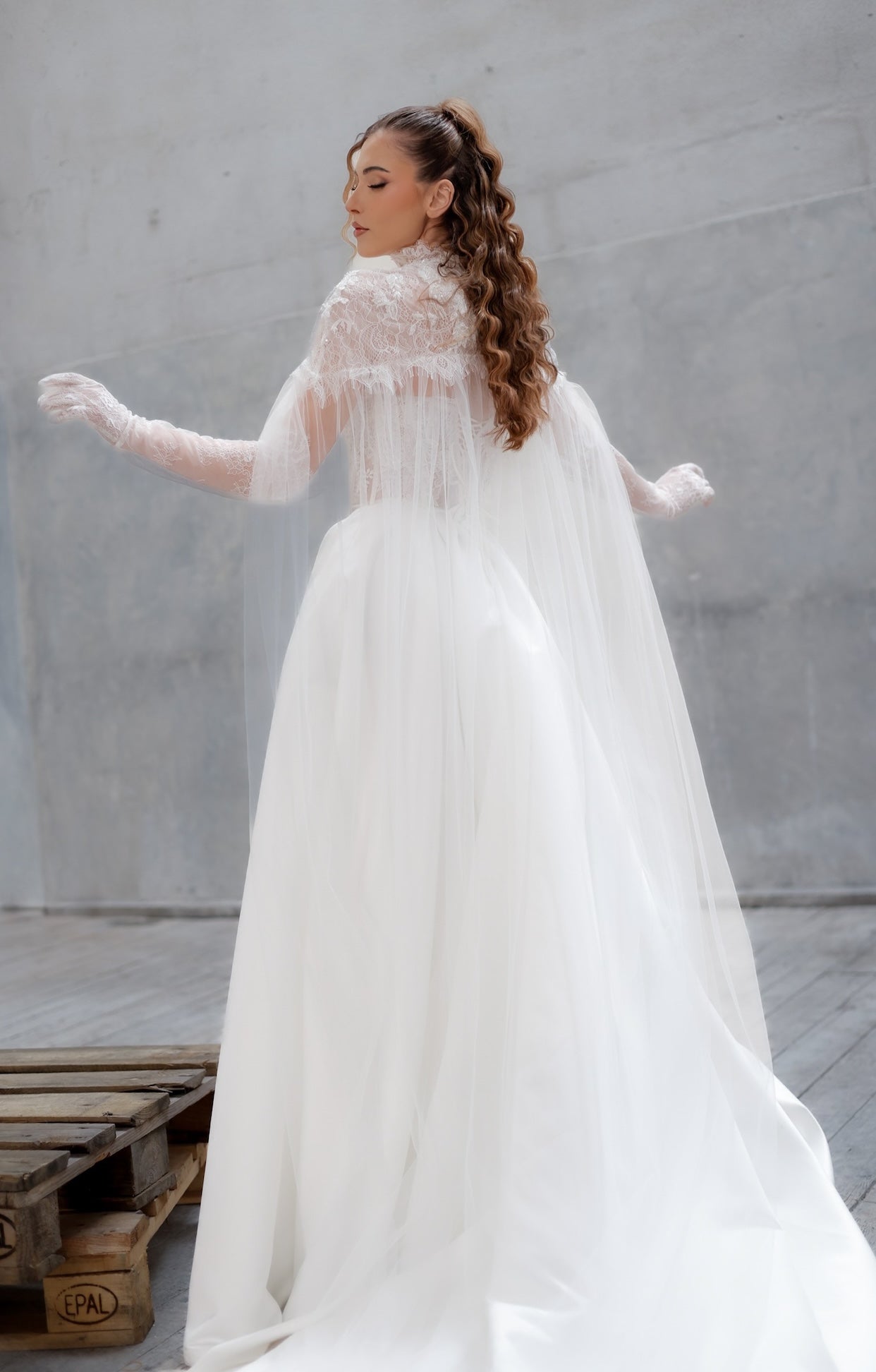 Официална булчинска рокля Juliette Royale LIZA KAIN Bridal с ръчно нашита флорална дантела, корсет с лодкообразно деколте и драматична сатенена пола.