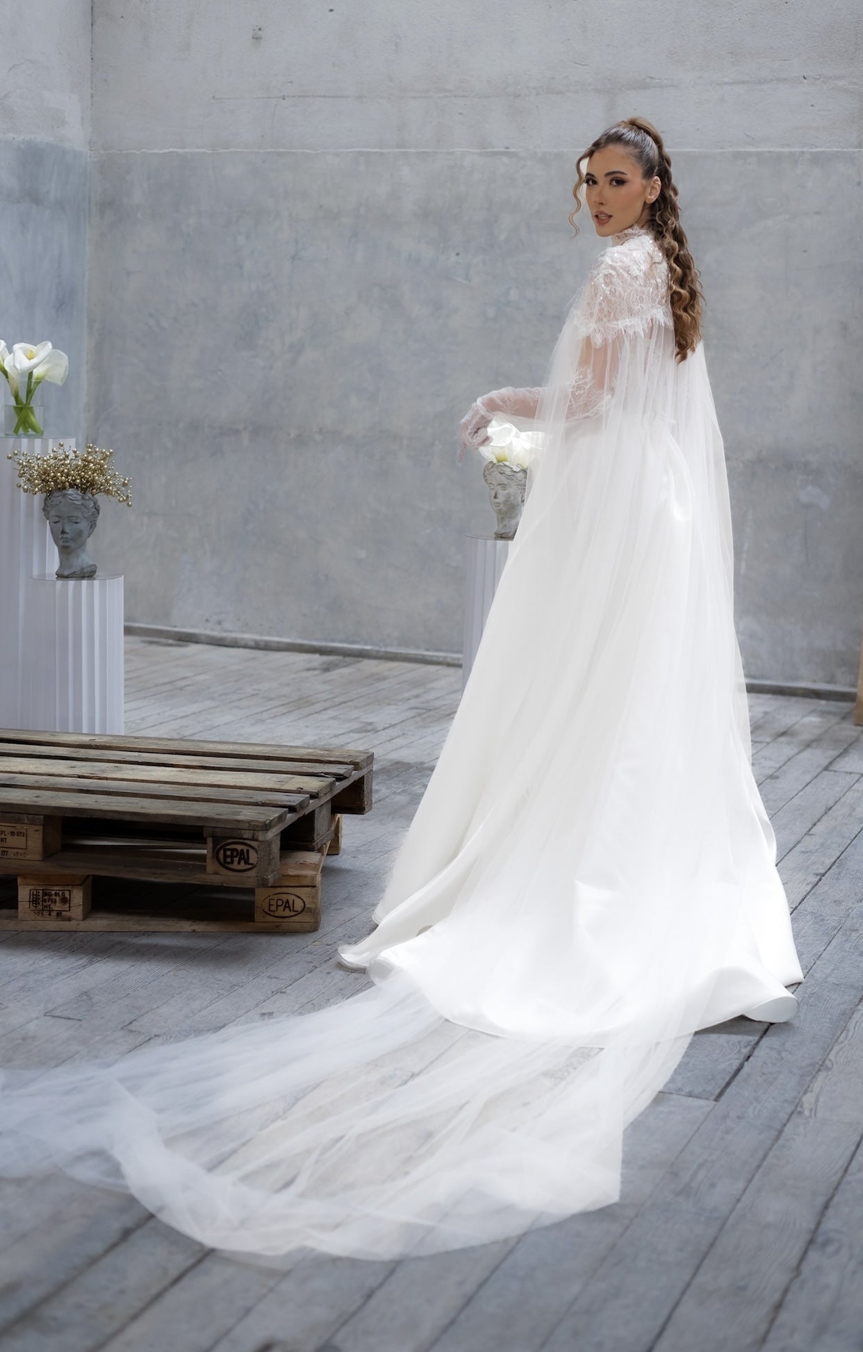 Булчинска рокля Juliette Royale LIZA KAIN с корсетирана горна част, флорална дантела и сатенена пола с плохи.