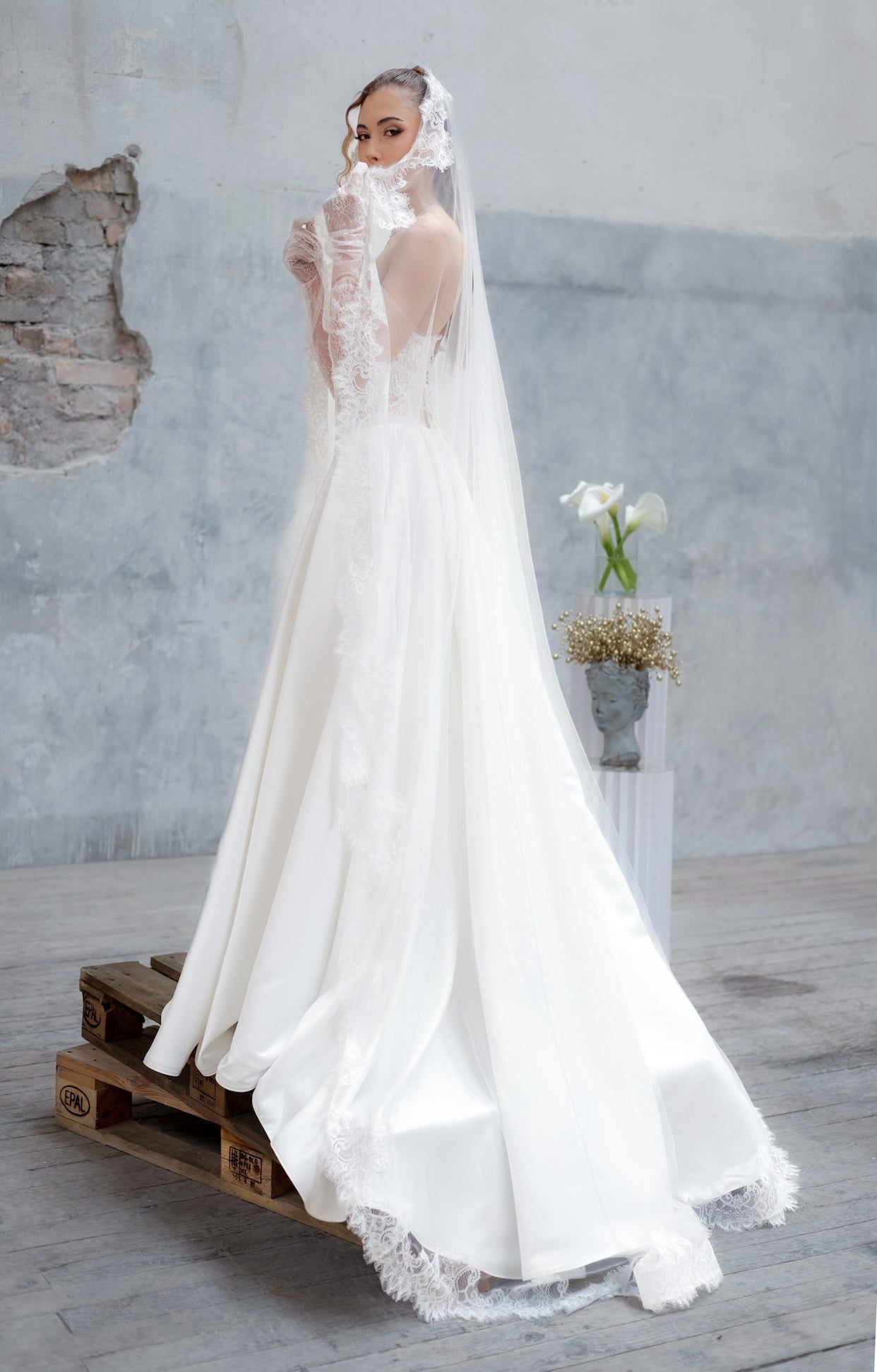 Елегантна булчинска рокля Juliette Royale LIZA KAIN с корсетирана горна част, декорирана с ръчно нашита бляскава флорална дантела и обемна сатенена пола