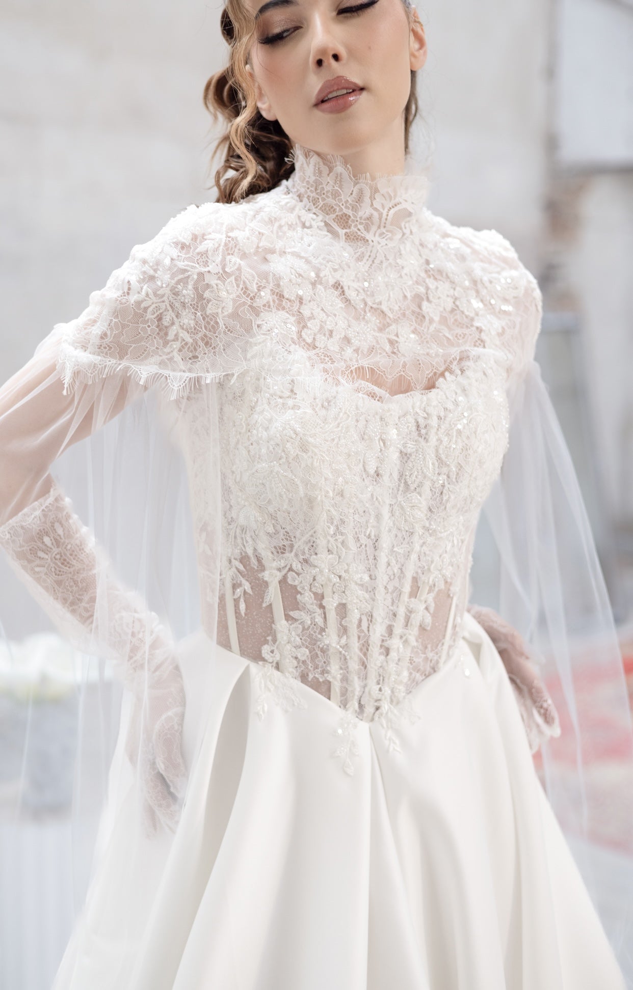 Официално бяло болеро Juliette Royale LIZA KAIN Bridal от фин тюл, с висока яка, орнаментирано с ръчно нашита дантела и декоративни камъни.