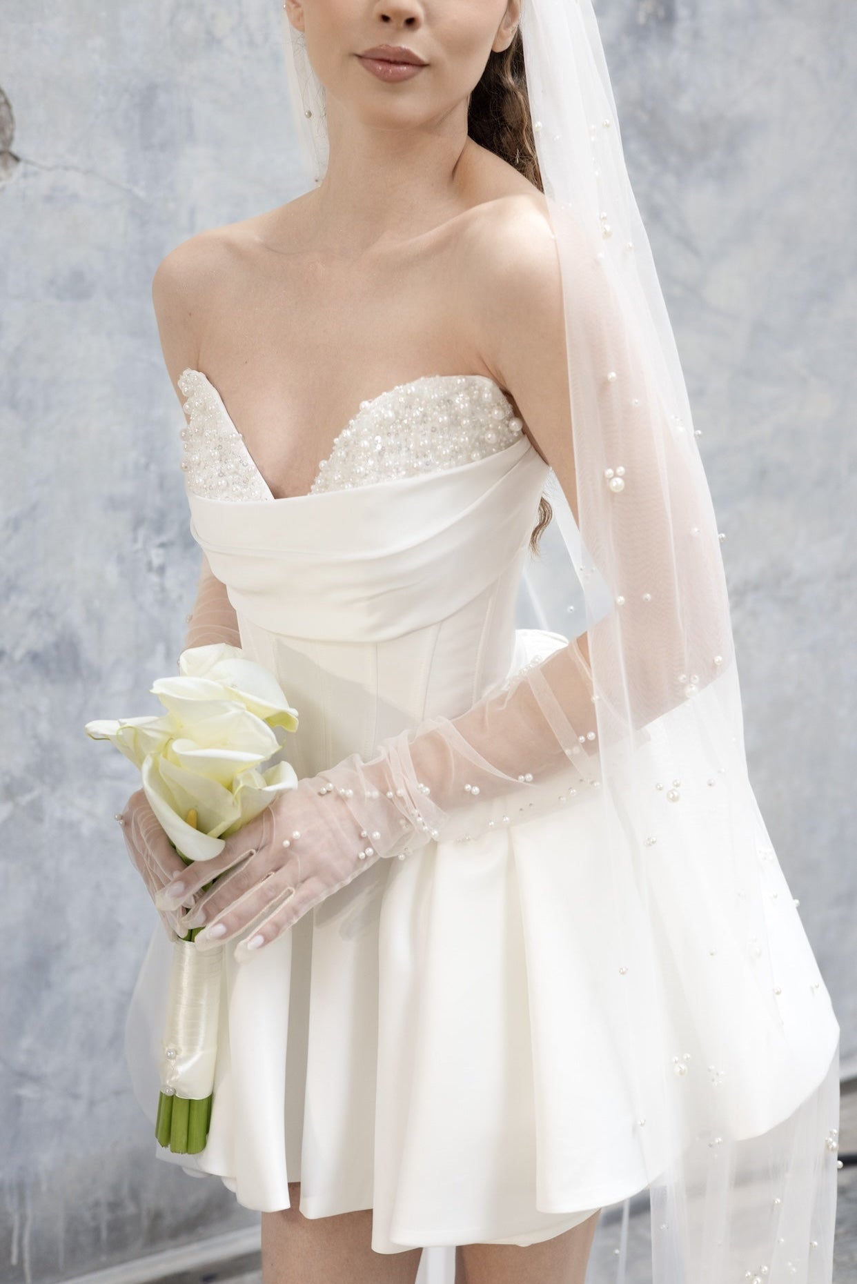 Изящно сърцевидно деколте на булчинската рокля Daisy Belle Epoque от LIZA KAIN bridal, което подчертава и оформя бюста. Горната част на силуета излъчва класическа елегантност и нежност.