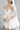 Изящно сърцевидно деколте на булчинската рокля Daisy Belle Epoque от LIZA KAIN bridal, което подчертава и оформя бюста. Горната част на силуета излъчва класическа елегантност и нежност.