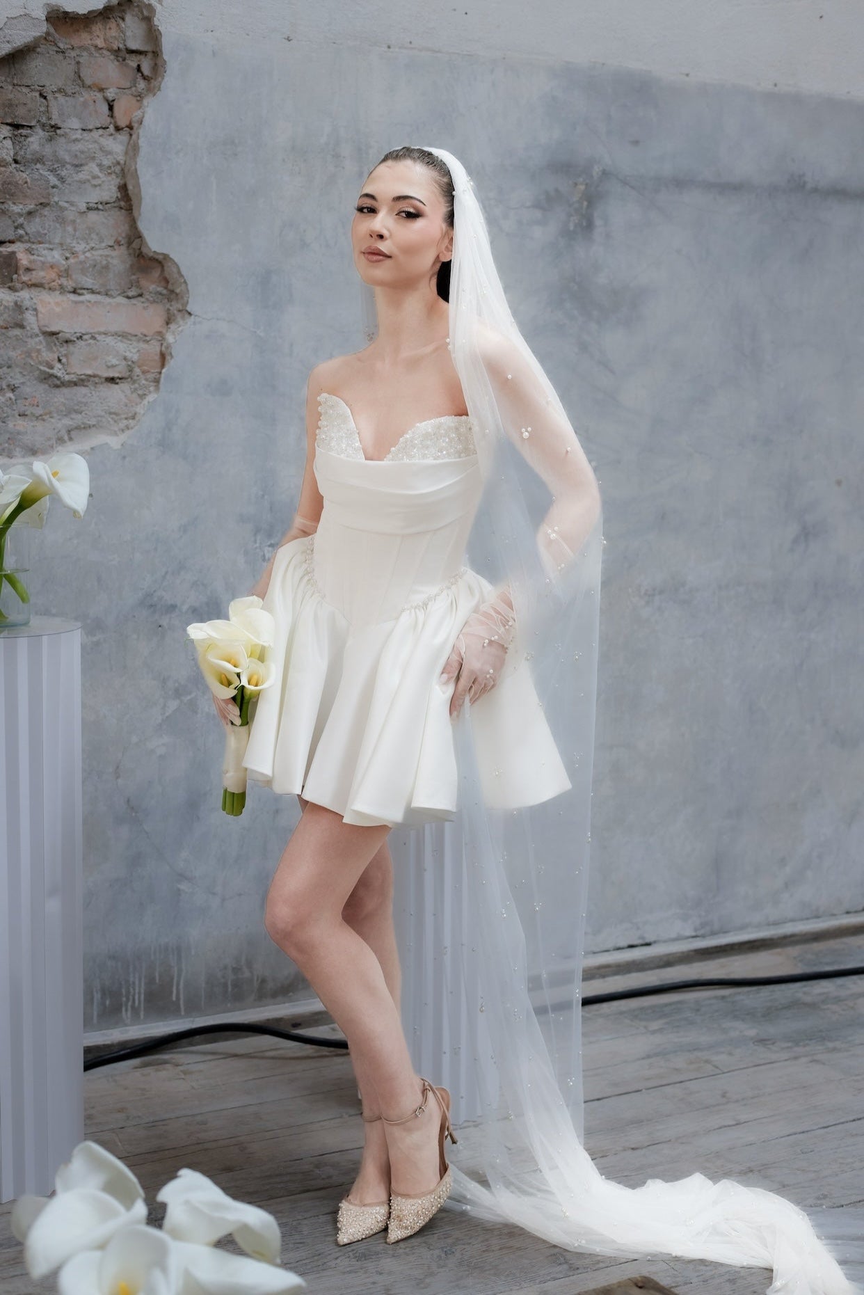 Романтична къса рокля за булка Daisy Belle Epoque от LIZA KAIN bridal, вдъхновена от класическата Бел Епок естетика. Идеален избор за граждански брак, модерна градска сватба или като втора парти визия.