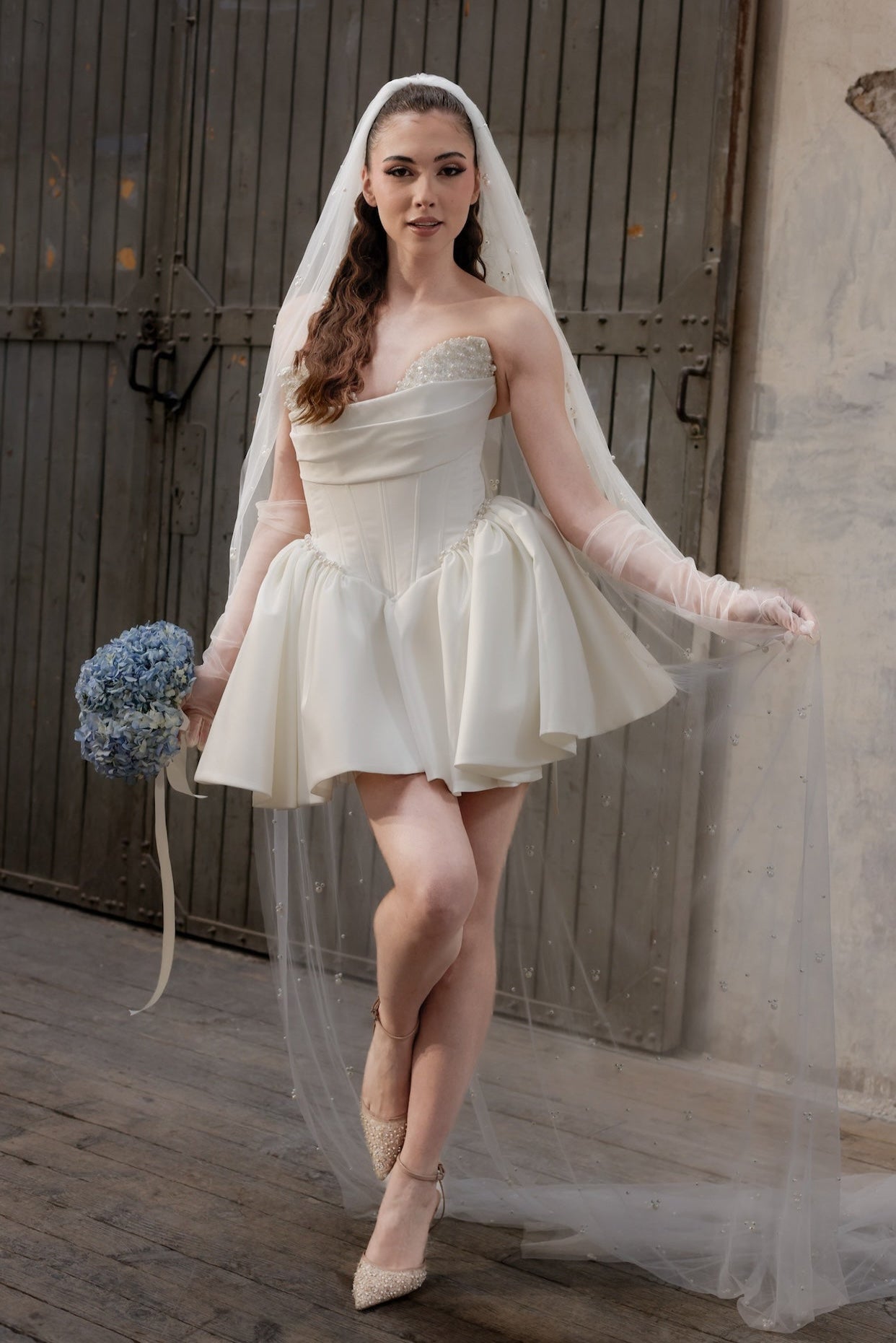 Изящно сърцевидно деколте на булчинската рокля Daisy Belle Epoque от LIZA KAIN bridal, което подчертава и оформя бюста. Горната част на силуета излъчва класическа елегантност и нежност.