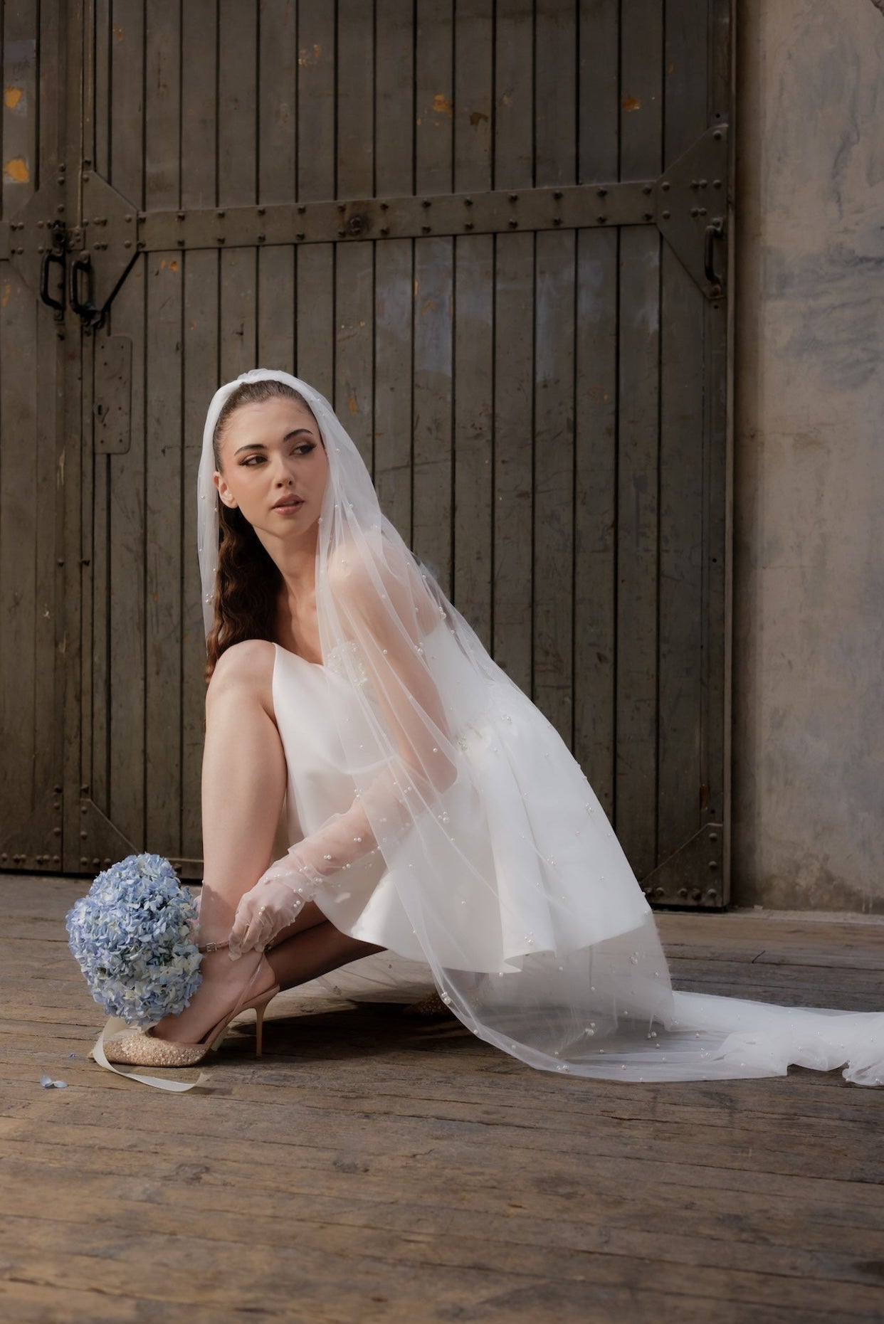 Детайлен кадър на роклята Daisy Belle Epoque от LIZA KAIN bridal, улавящ гладкия и чист блясък на сатена. Композицията подчертава майсторската ръчна изработка и прецизните детайли на марката.