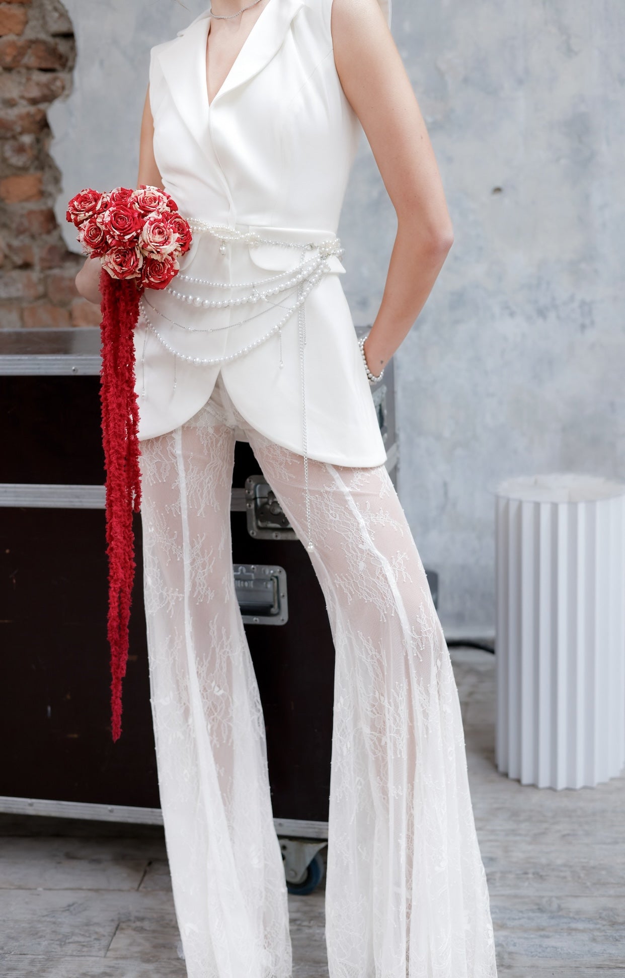 Официален булчински костюм  Cosette Puretes LIZA KAIN с бяло издължено сако със структурирани рамене, елегантен дантелен панталон и акцент от перлен колан.