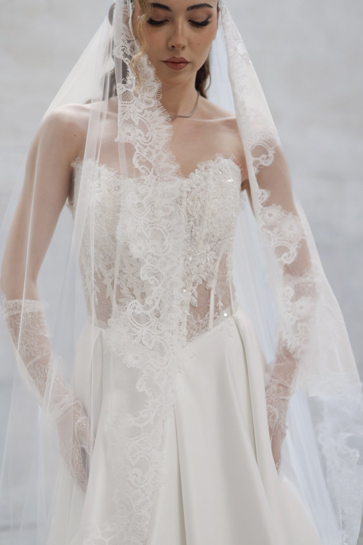 Guinevere Lace е воал направен от френска дантела и тюл. Елегантен, нежен, романтичен и ужасно ефектен. 