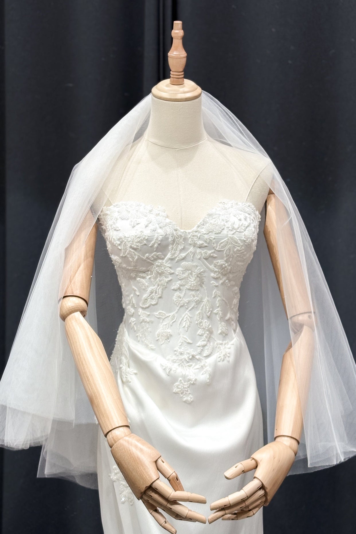 Лек, ефирен и изключително женствен- това е Lyanna Veil