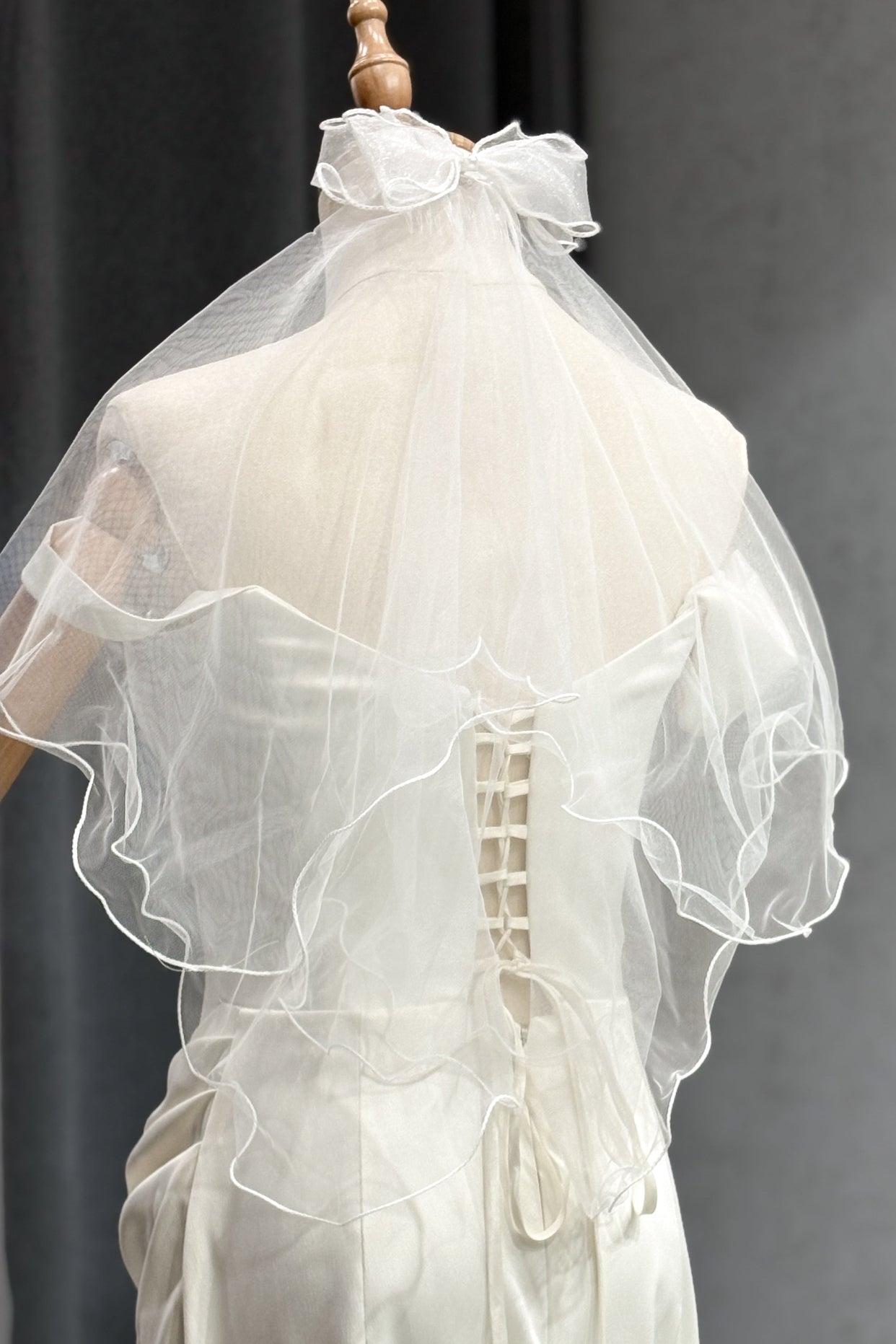 Идеален избор за булки, които търсят нежен, но отличителен детайл-Juliette Bow е перфектен избор за Вас.