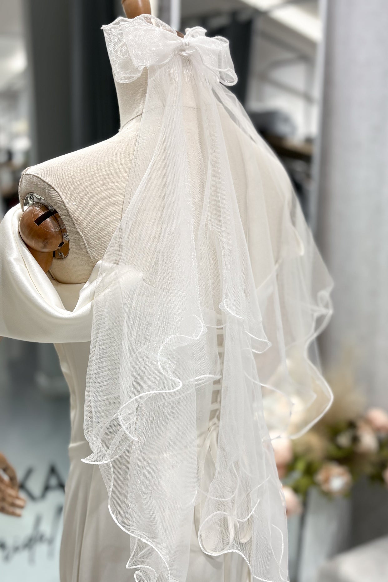 Идеален избор за булки, които търсят нежен, но отличителен детайл-Juliette Bow е перфектен избор за Вас.