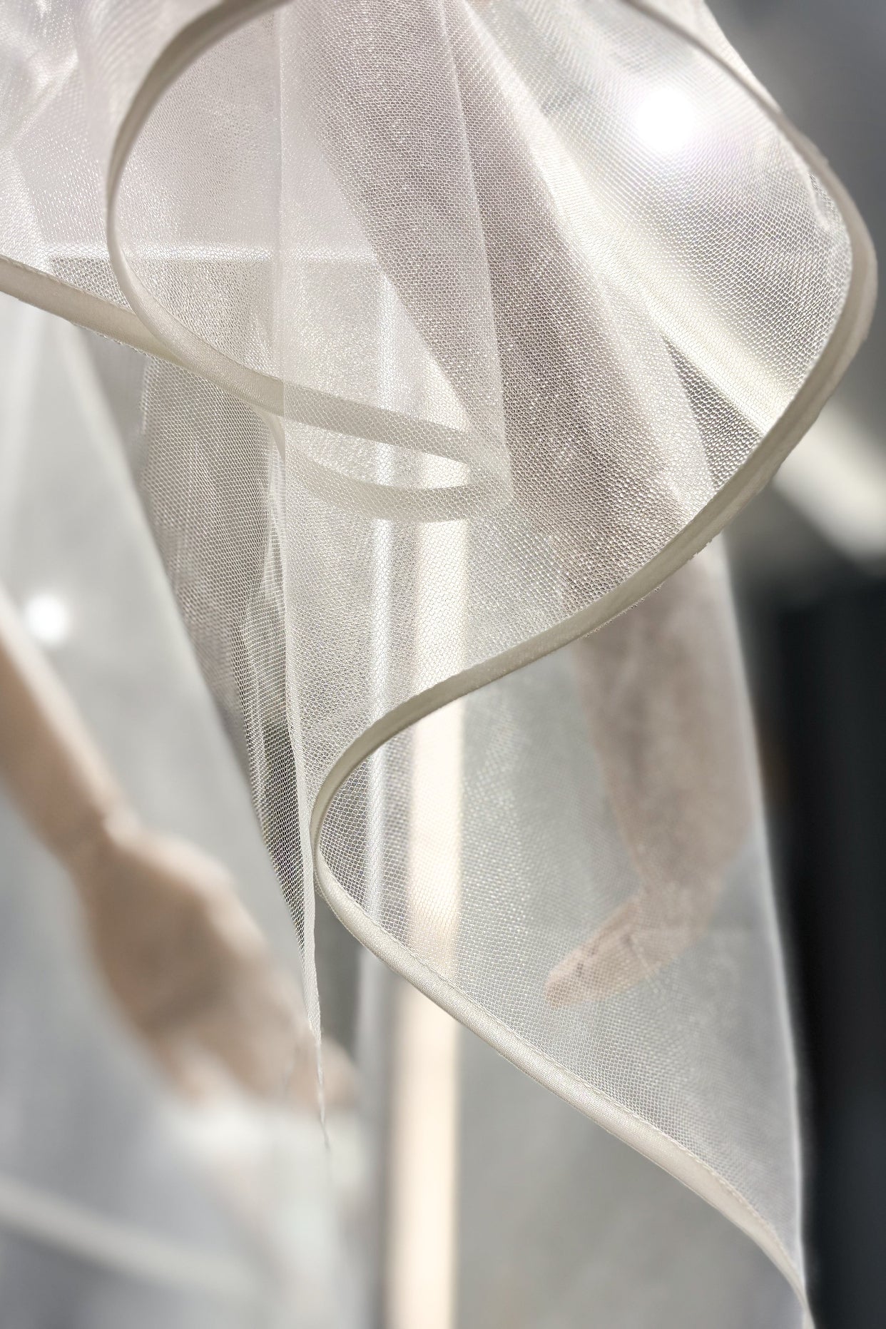 Детайли от Aurora Silk- воал подходящ за всяка булка.