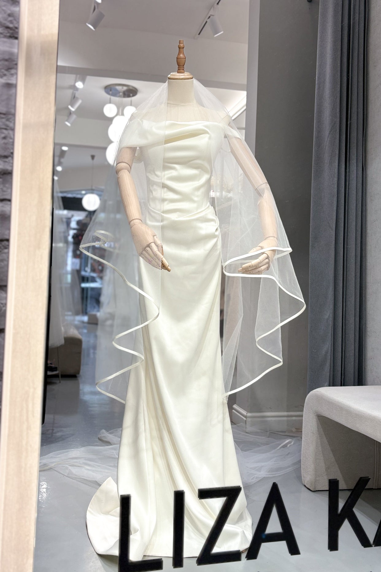 Aurora Silk е тюлен бял воал с елегантен сатенен кант. Изчистен , но ужасно  ефектен.