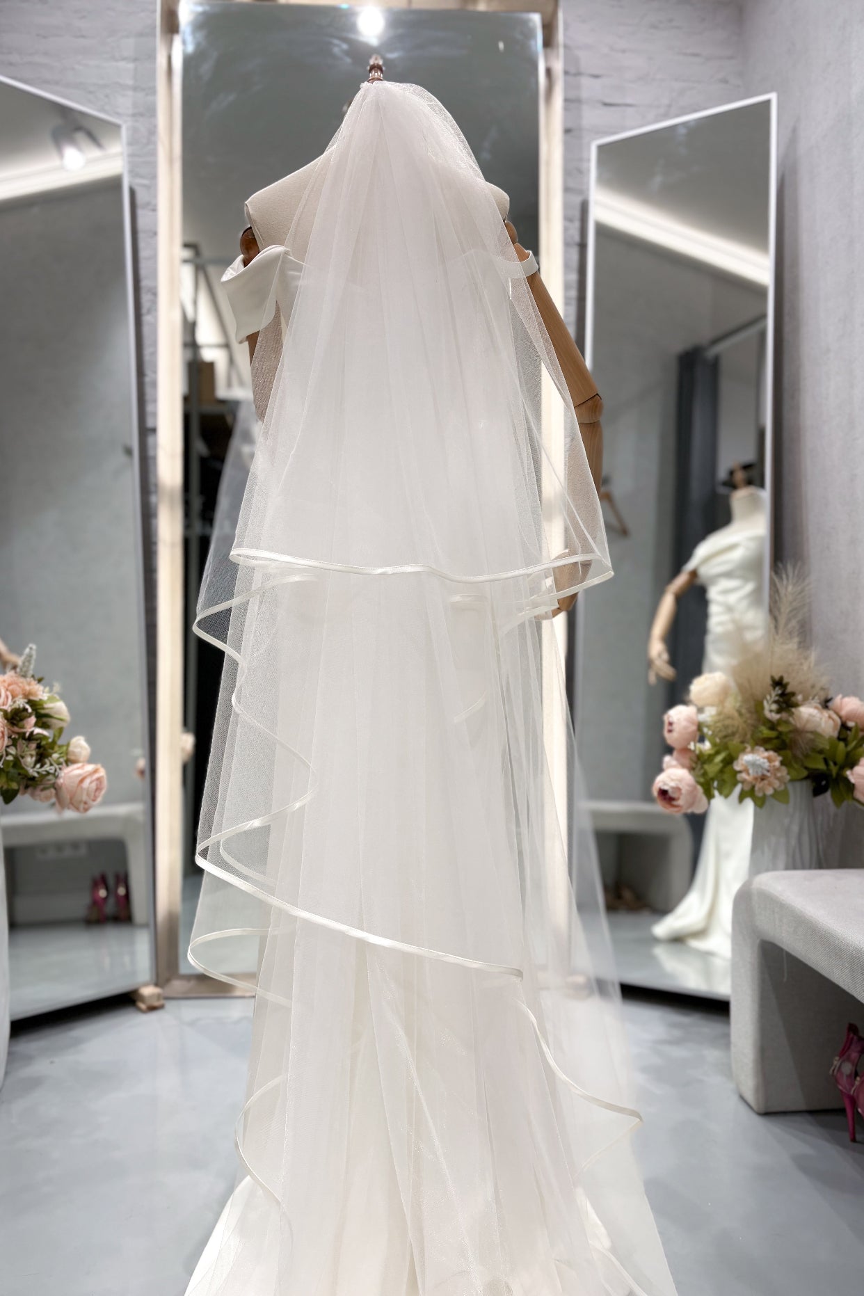 Това е Aurora Silk- тюлен воал с нежен сатенен кант.