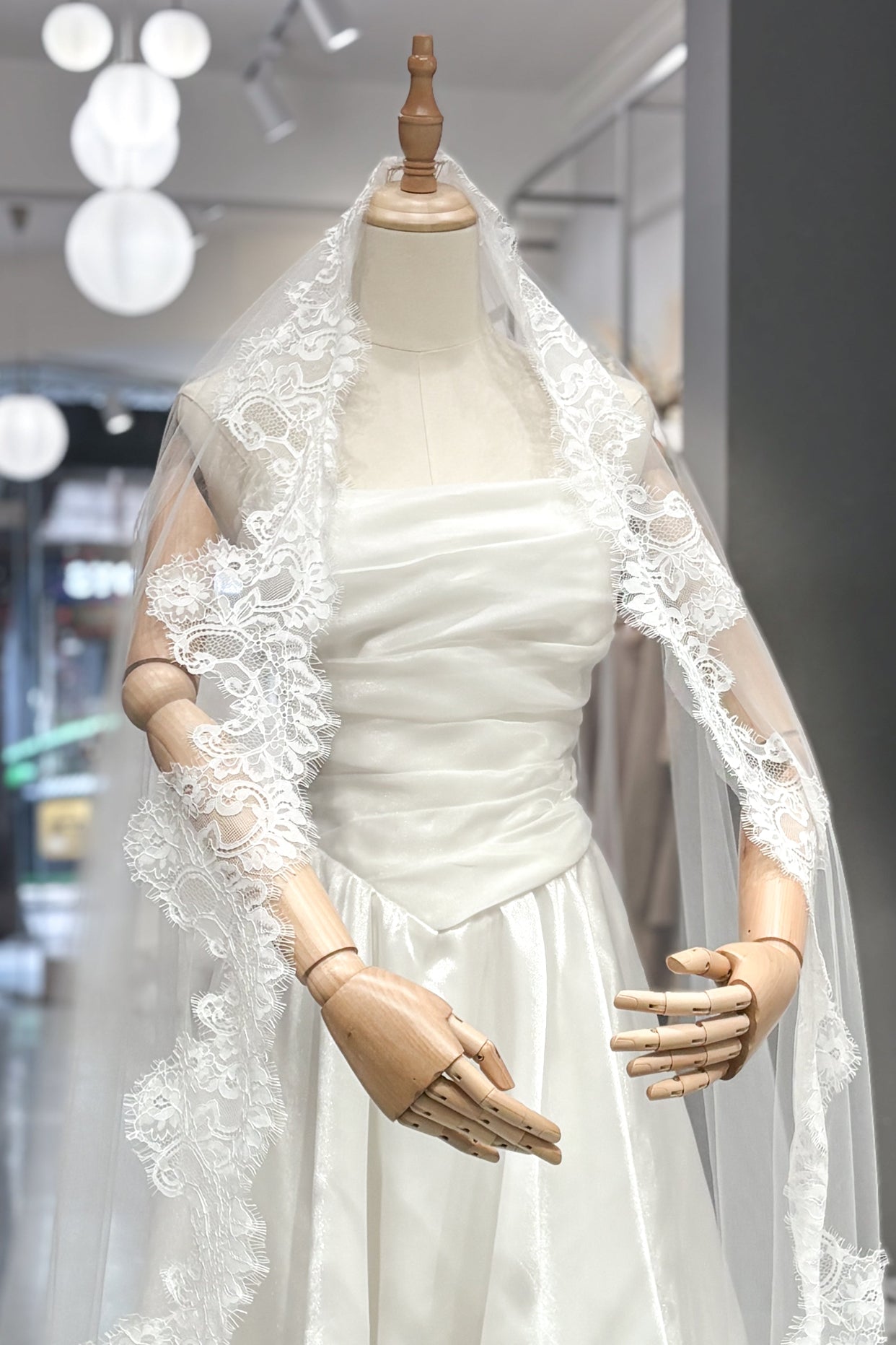 Guinevere Lace е воал направен от френска дантела и тюл. Елегантен, нежен, романтичен и ужасно ефектен. 