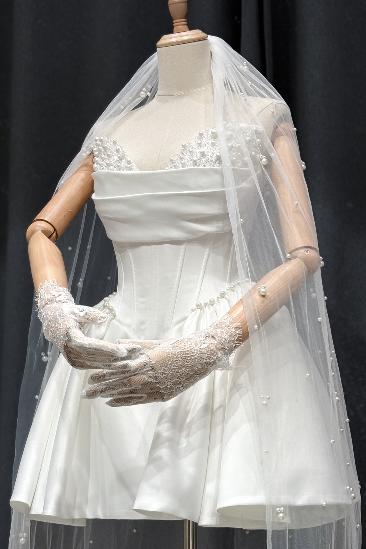 Marguerite pearl-разгръща фин
блясък чрез деликатно разпръснати перли.