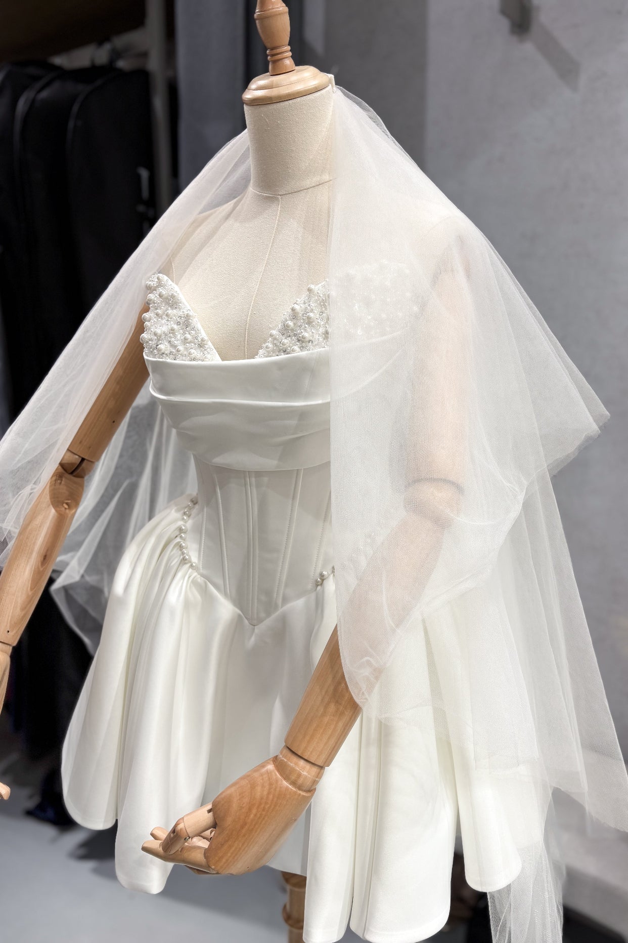 Aurelia Whisper впечатлява със своята дължина, многослойна структура, бял тюл, който придава кралски ефект.