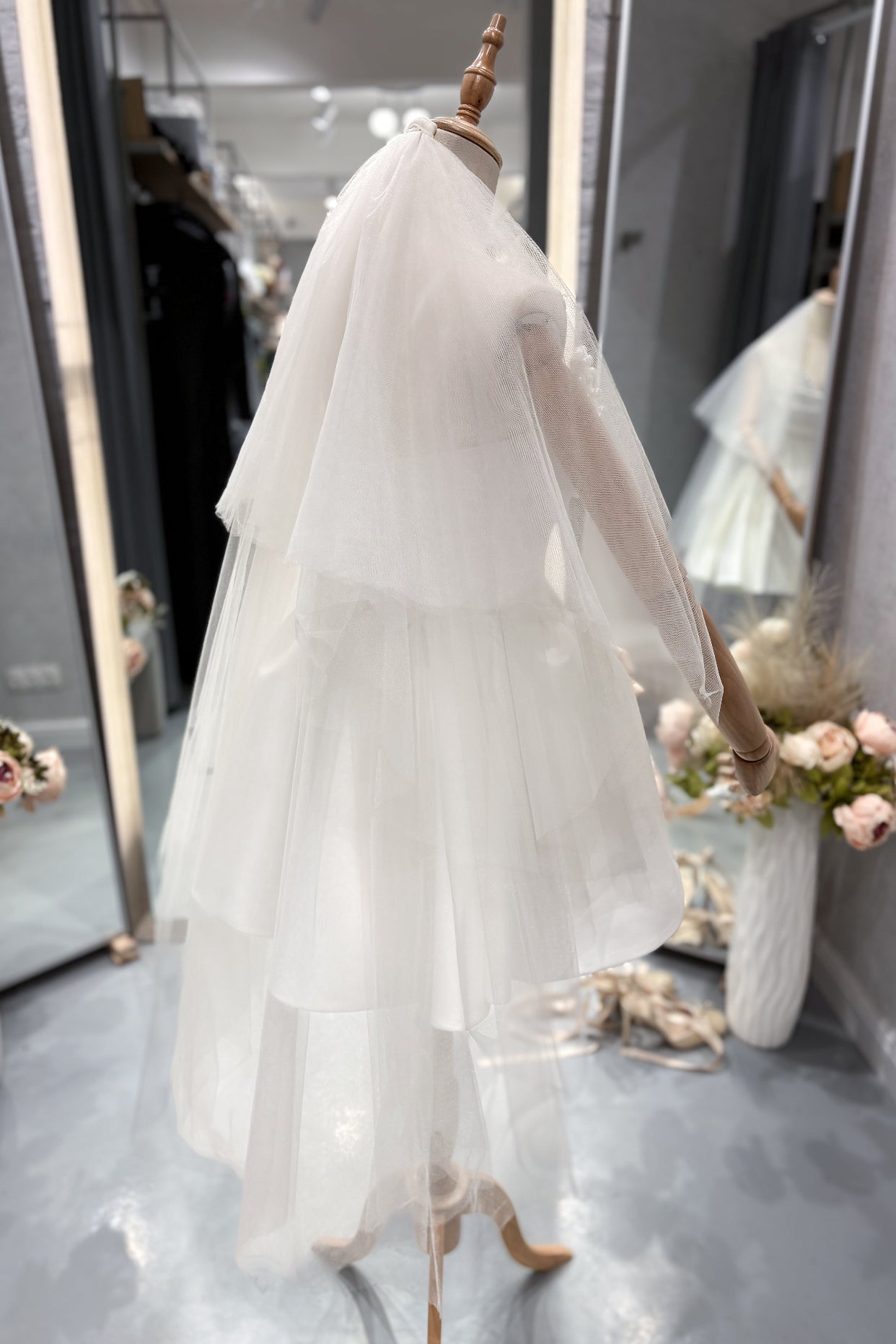 Aurelia Whisper впечатлява със своята дължина, многослойна структура, бял тюл, който придава кралски ефект.