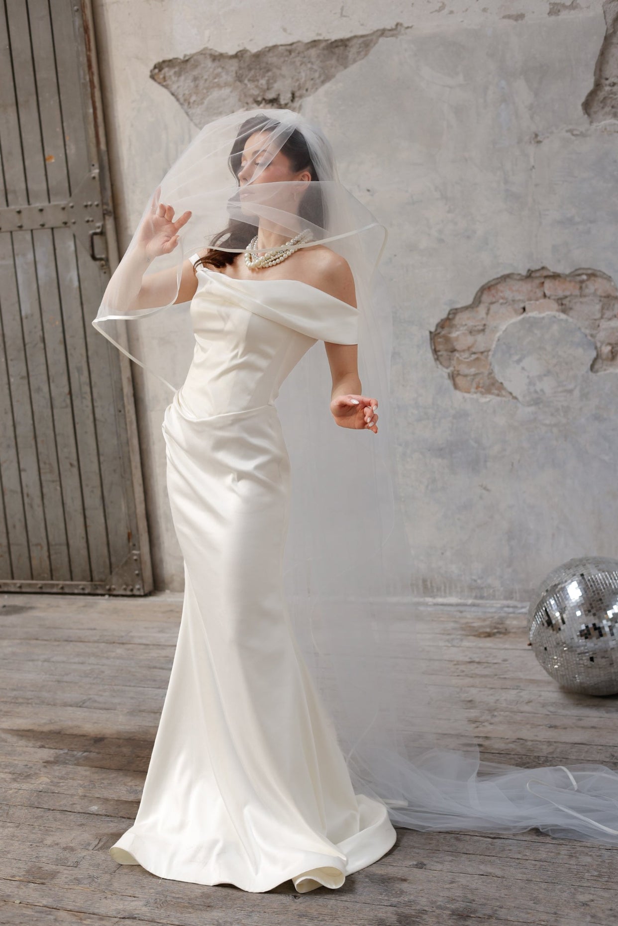 Aurora Silk е тюлен бял воал с елегантен сатенен кант. Изчистен , но ужасно  ефектен.