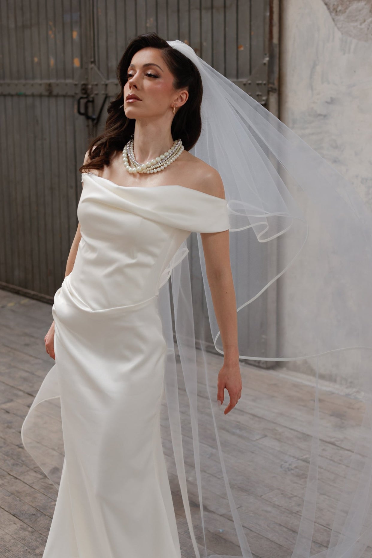 Aurora Silk е тюлен бял воал с елегантен сатенен кант. Изчистен , но ужасно  ефектен.