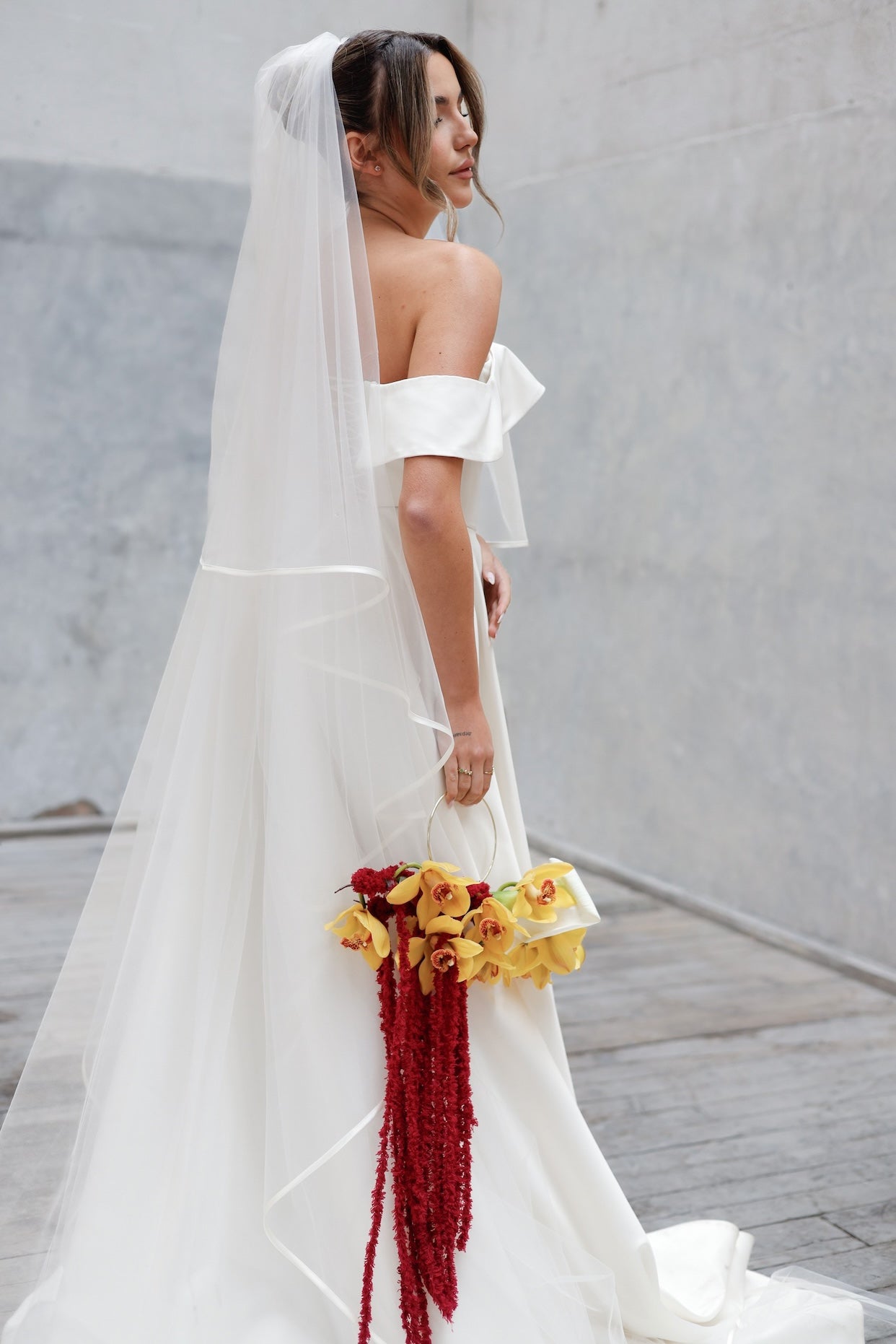 Aurora Silk е тюлен бял воал с елегантен сатенен кант от новата ни bridal колекция