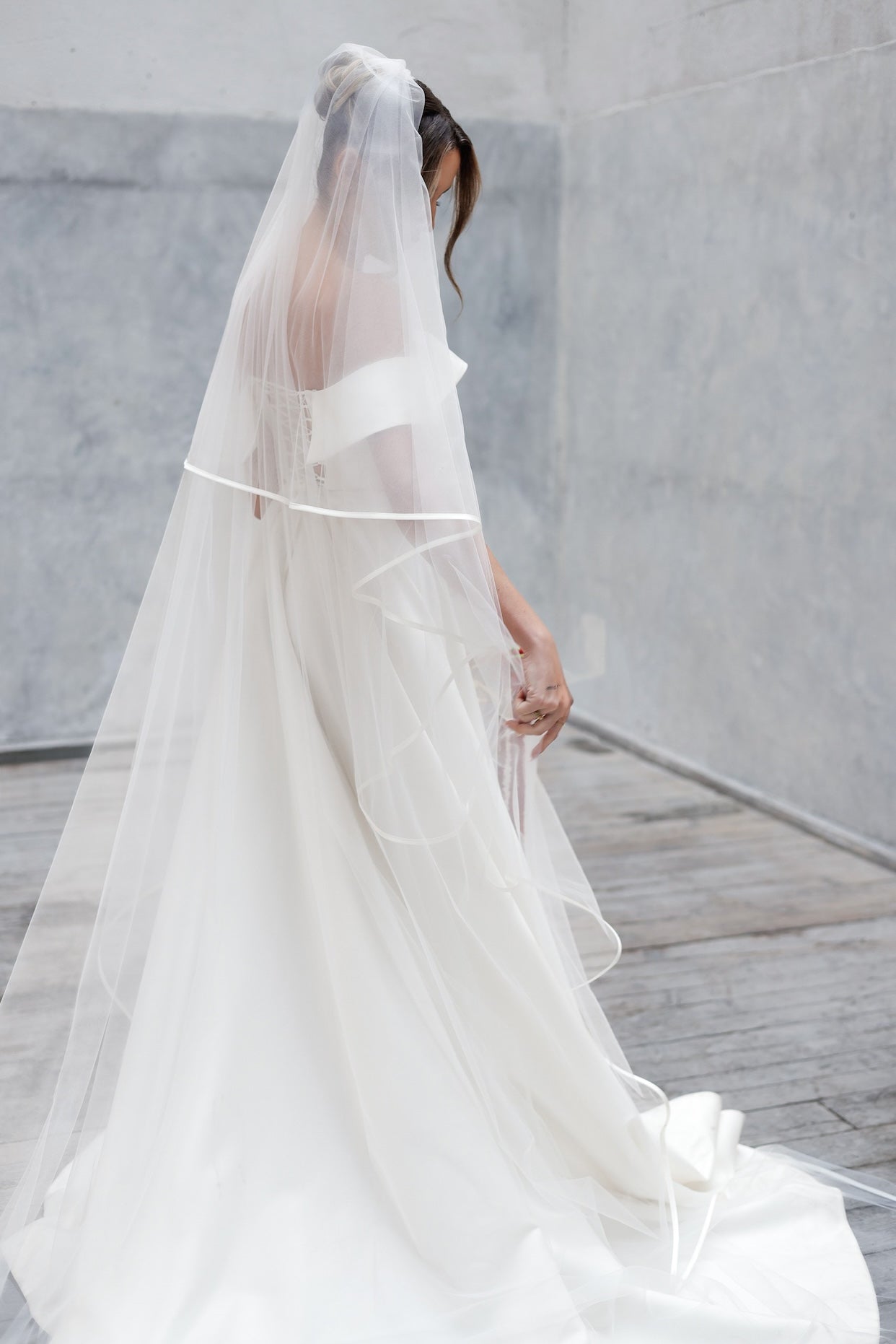 Aurora Silk е тюлен бял воал с елегантен сатенен кант. 