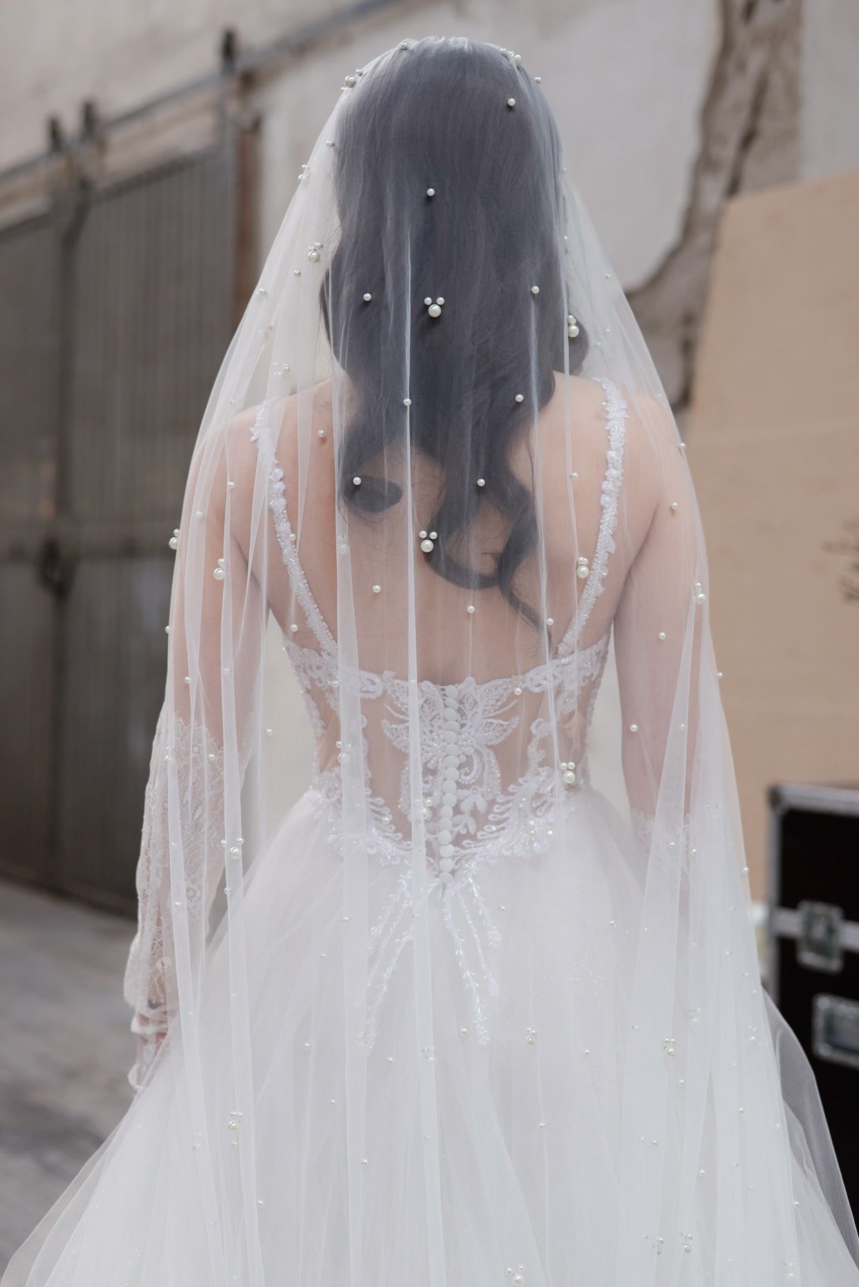 Marguerite pearl-разгръща фин
блясък чрез деликатно разпръснати перли.