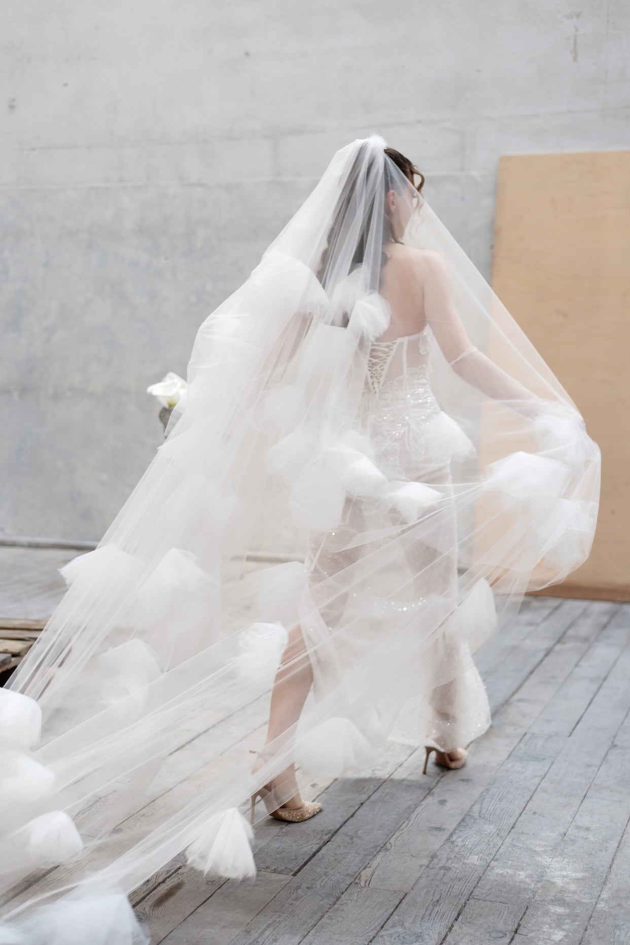 Това е Elara Rose -  създаден да разцъфти във всяко движение,пленяващ с деликатни ръчно изработени флорални апликации, които оживяват върху ефирния тюл.