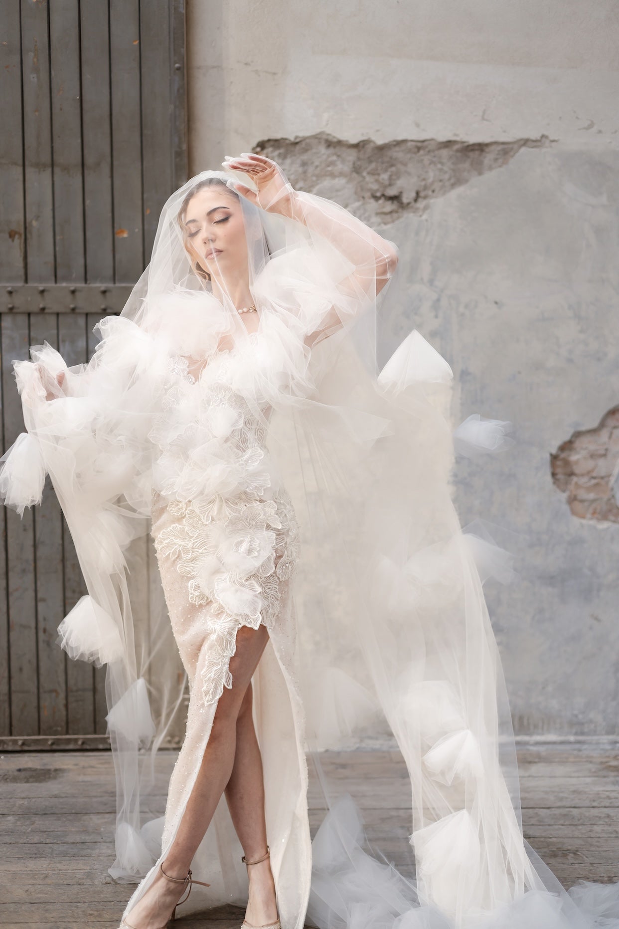 Това е Elara Rose -  създаден да разцъфти във всяко движение,пленяващ с деликатни ръчно изработени флорални апликации, които оживяват върху ефирния тюл.