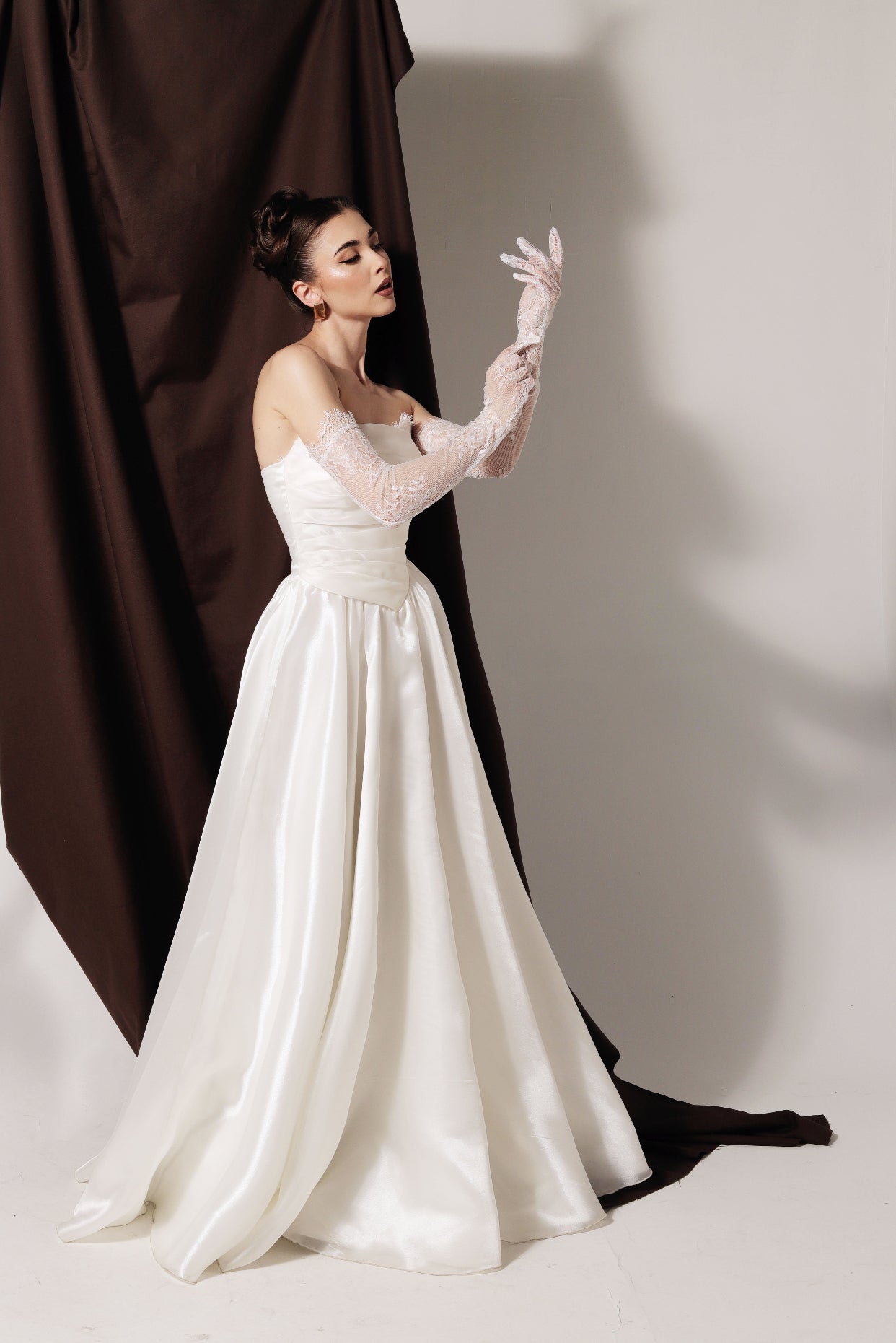 Дълга булчинска рокля Marigold LIZA KAIN София. Бяла официална рокля от органза. Срязан корсет с драперия и детайл от дантела. Разкроена пола.