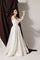Булчинска рокля от LIZA KAIN bridal с впечатляващ и модерен дизайн. Гладката пола с нежен блясък контрастира с богато бродираните дантелени ръкавици. Ръкавиците имат изящни флорални мотиви за кралско излъчване.