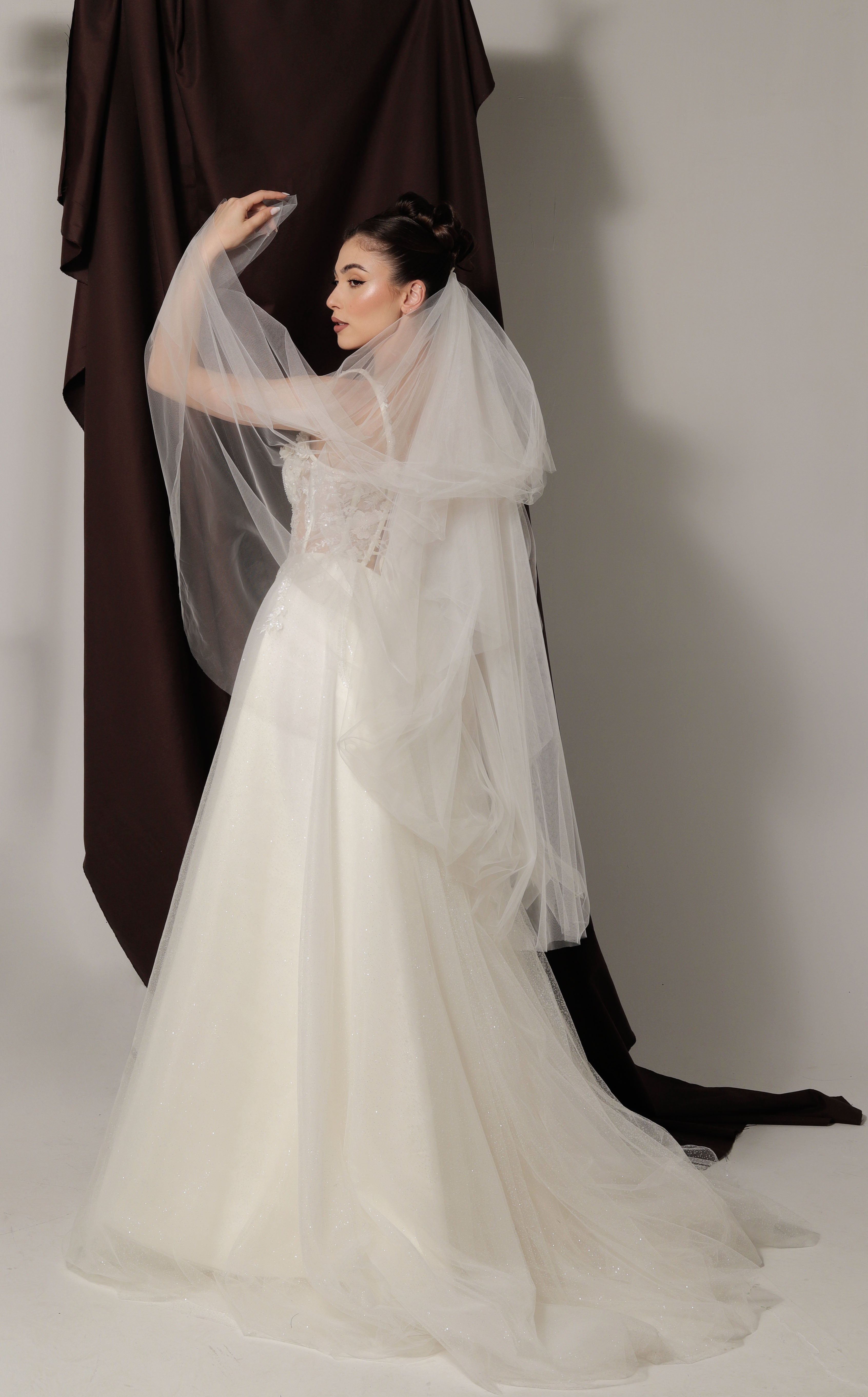 Дълга булчинска рокля Celestia LIZA KAIN София. Официална бяла рокля.  Обемна пола от блестящ тюл с шлейф. Воал.