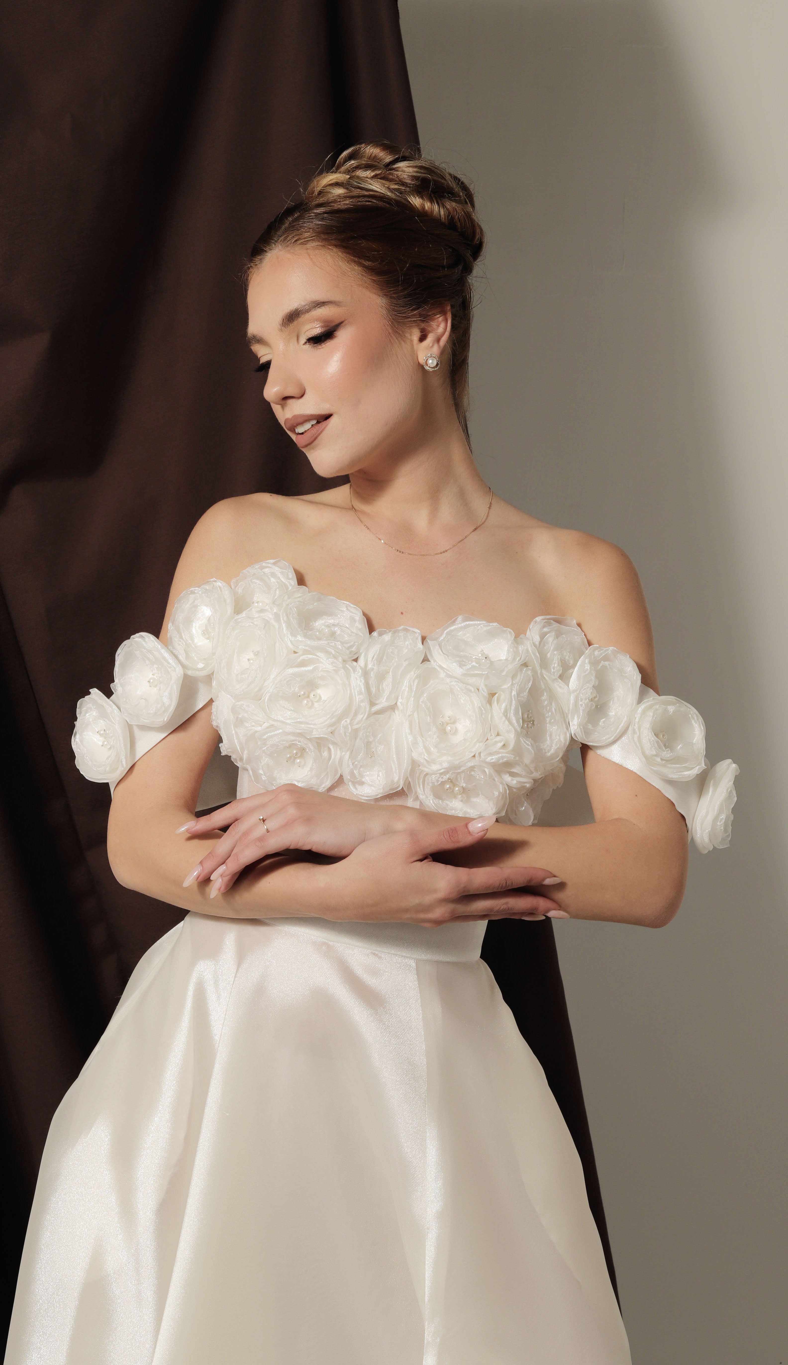 Дълга булчинска рокля Beatrice LIZA KAIN София. Бяла официална рокля от две части. Корсет с прозрачна основа и апликации от цветя от органза. Паднали ръкави.