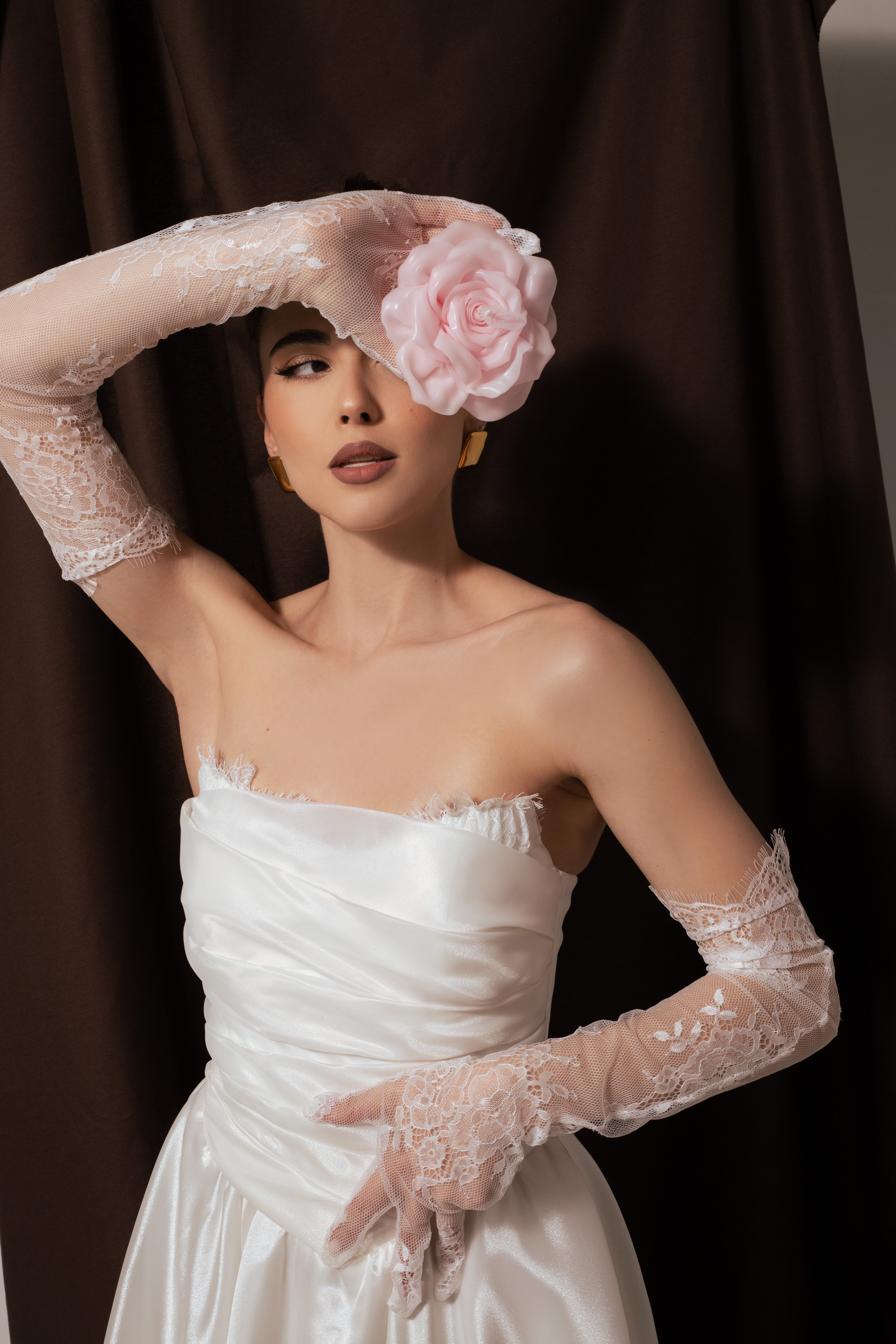 Дълга булчинска рокля Marigold LIZA KAIN София. Бяла официална рокля от органза. Срязан корсет с драперия и дантелени ушички. Клоширана пола с плохи. Дантелени ръкавици.