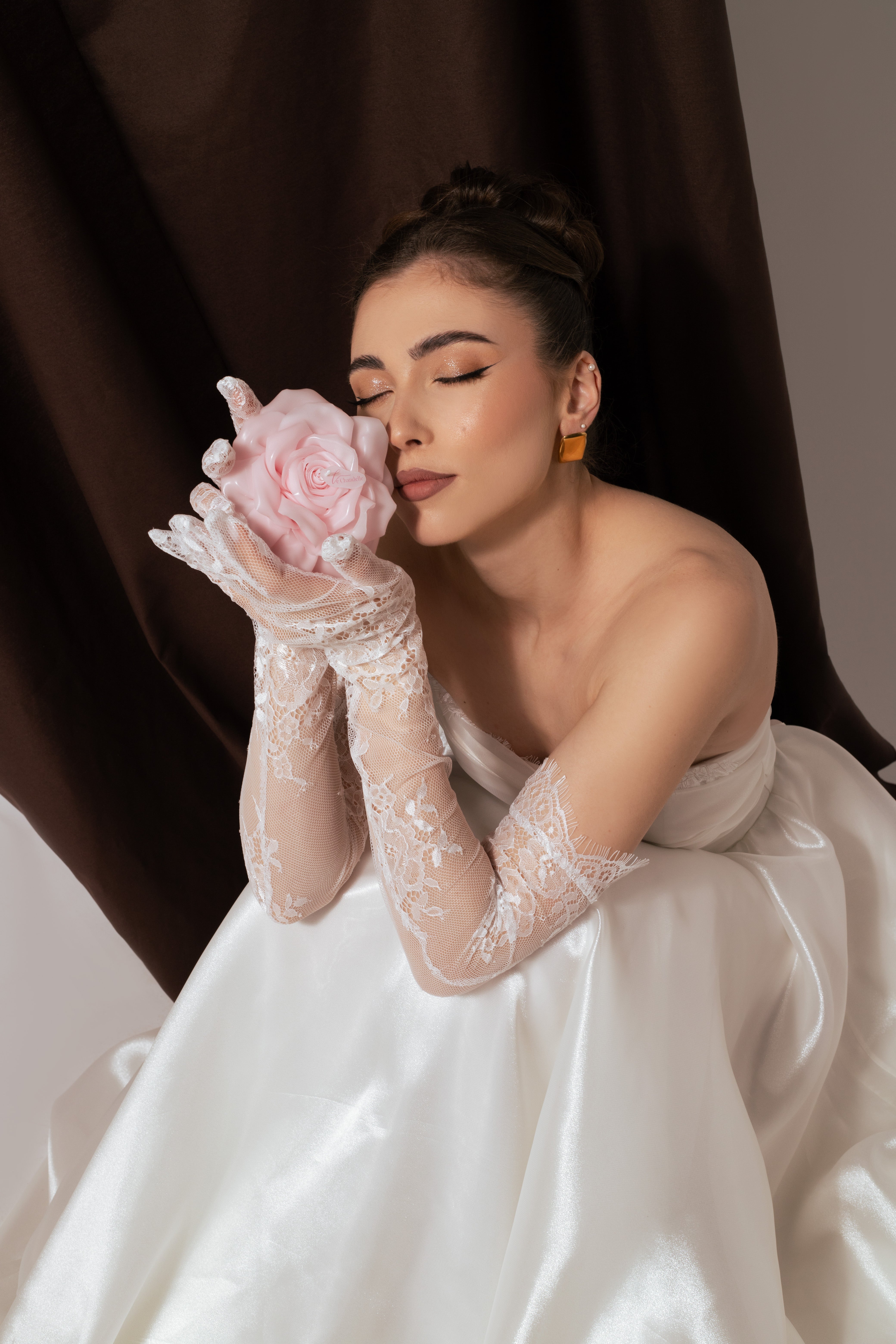 Дълга булчинска рокля Marigold LIZA KAIN София. Бяла официална рокля от органза. Корсет с драперия и дантелени ушички. Клоширана пола. Дантелени ръкавици.