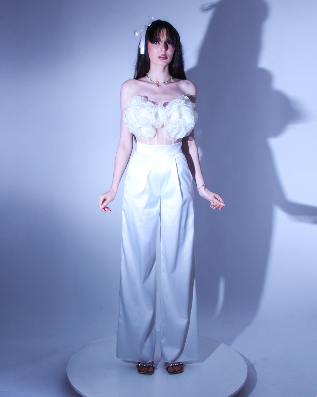 Официален корсет Adeliza в бяло с релефни орнаменти от полупрозрачна материя и връзки за пристягане.